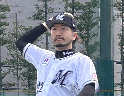 4月、イースタン・リーグのオイシックス戦で復帰登板を前にキャッチボールで調整するロッテ石川