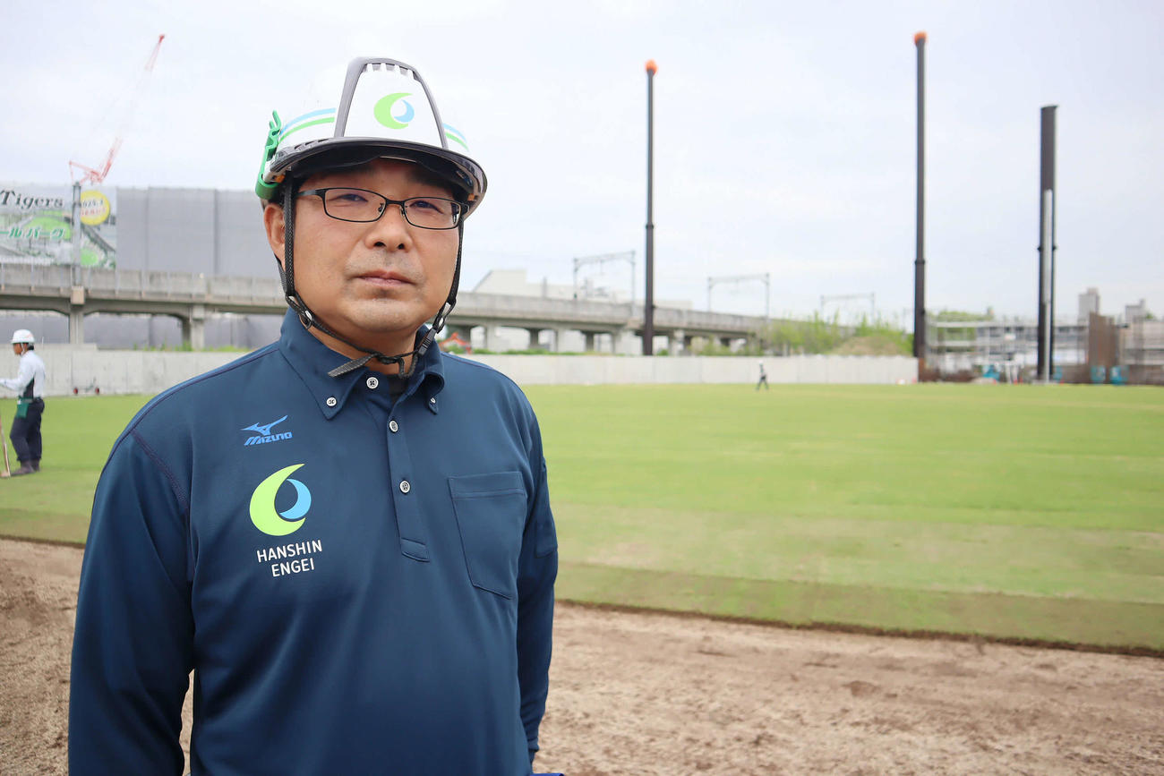 阪神2軍球場「日鉄鋼板SGスタジアム尼崎」で取材に応じる阪神園芸の松井悠一さん（球団提供）
