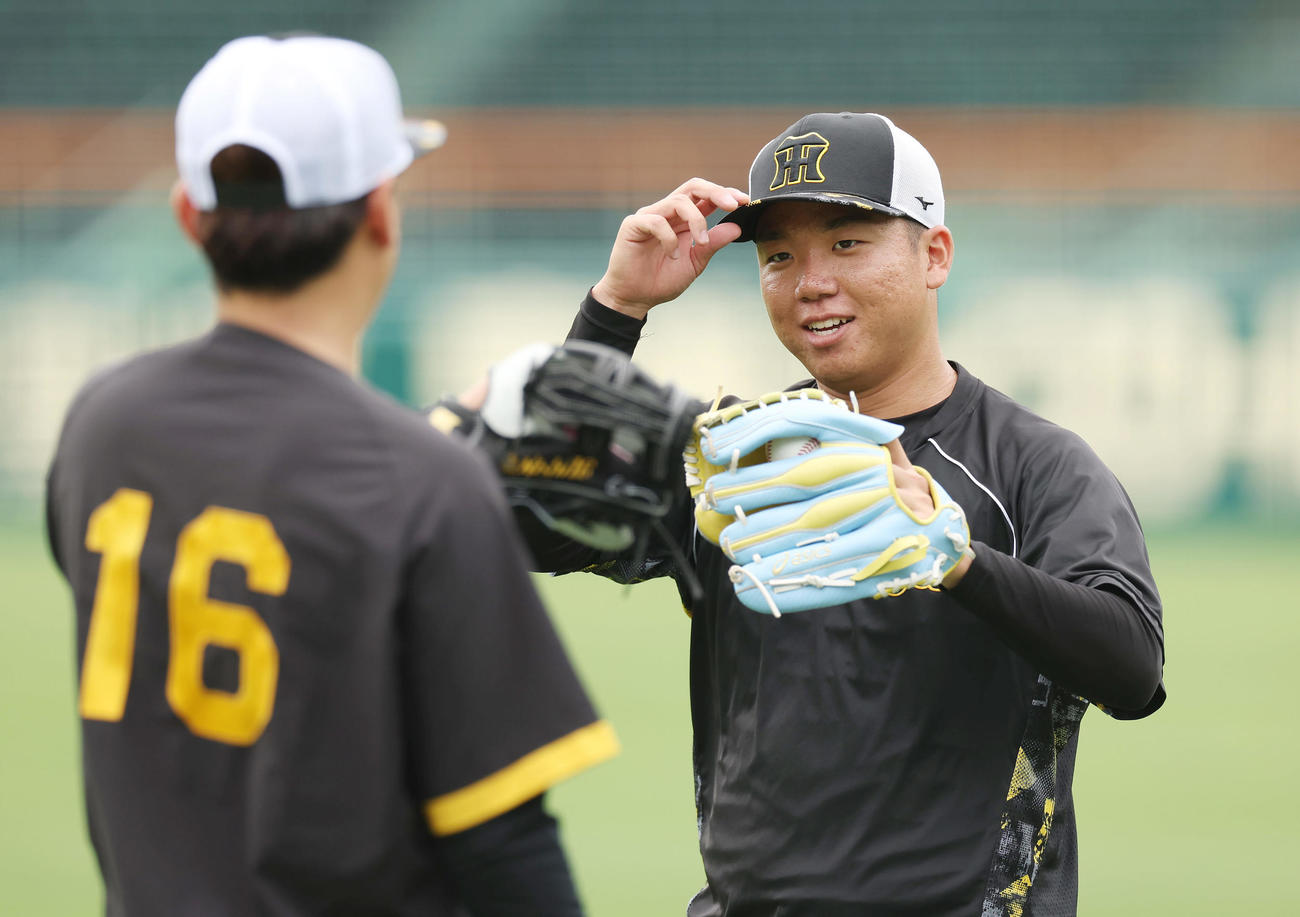 キャッチボールを終え阪神西勇（左）とグラブタッチする村上（撮影・前田充）
