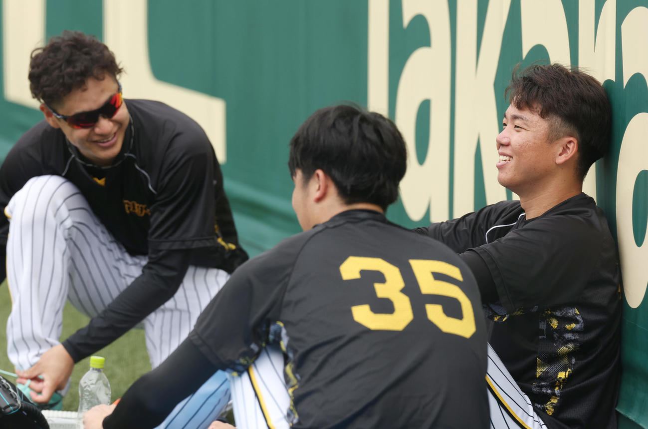 練習の合間に談笑する、左から阪神大竹、才木、村上（撮影・前田充）