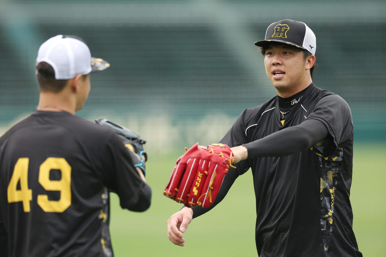 キャッチボールを終え阪神大竹（左）とグラブタッチする才木（撮影・前田充）