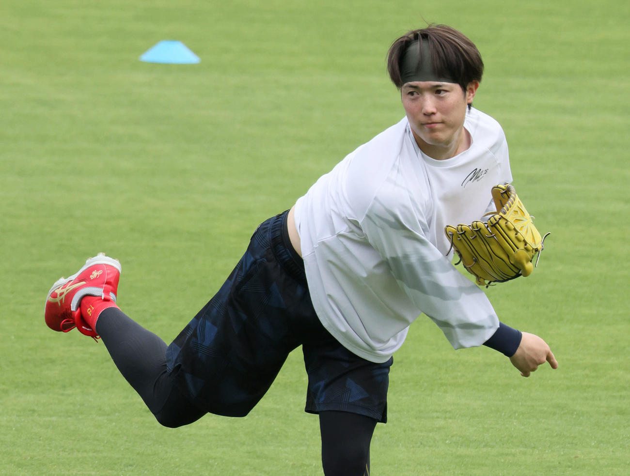 投手指名練習でキャッチボールをする広島森下（撮影・加藤孝規）