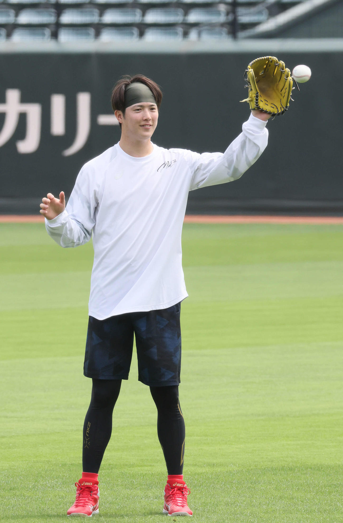 投手指名練習でキャッチボール中、笑顔をみせる広島森下（撮影・加藤孝規）