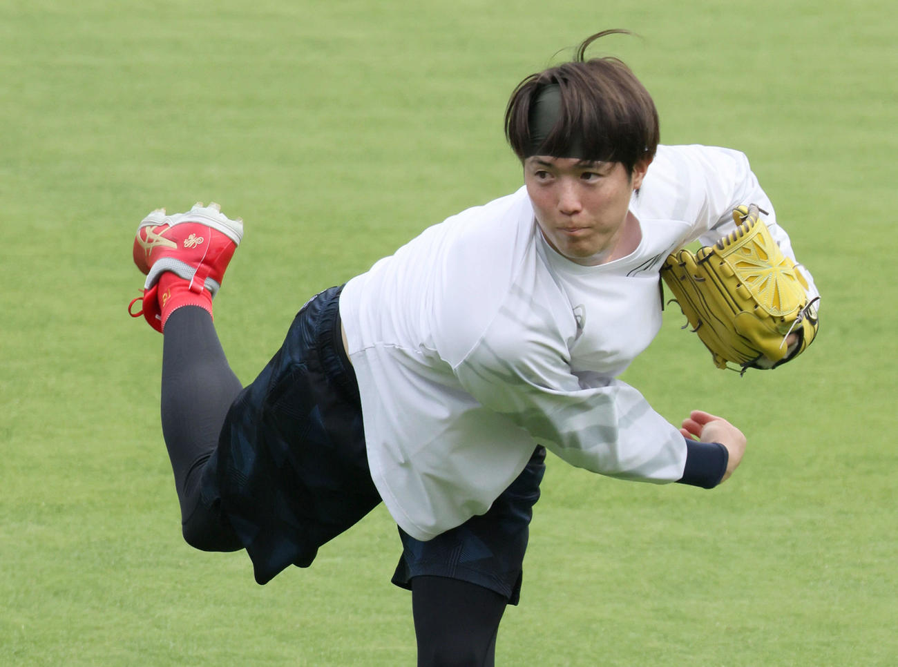 投手指名練習でキャッチボールをする広島森下（撮影・加藤孝規）