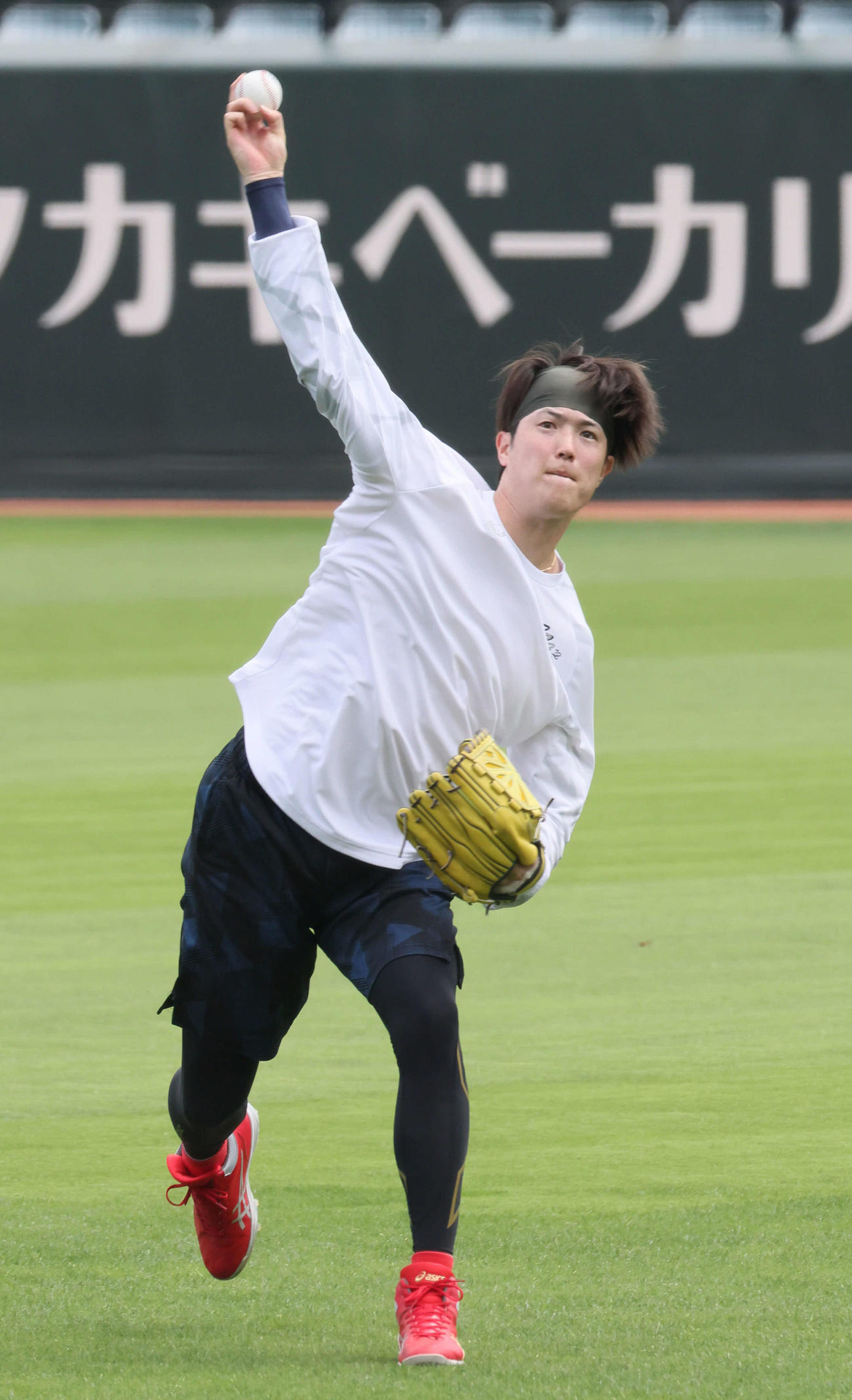 投手指名練習でキャッチボールをする広島森下（撮影・加藤孝規）