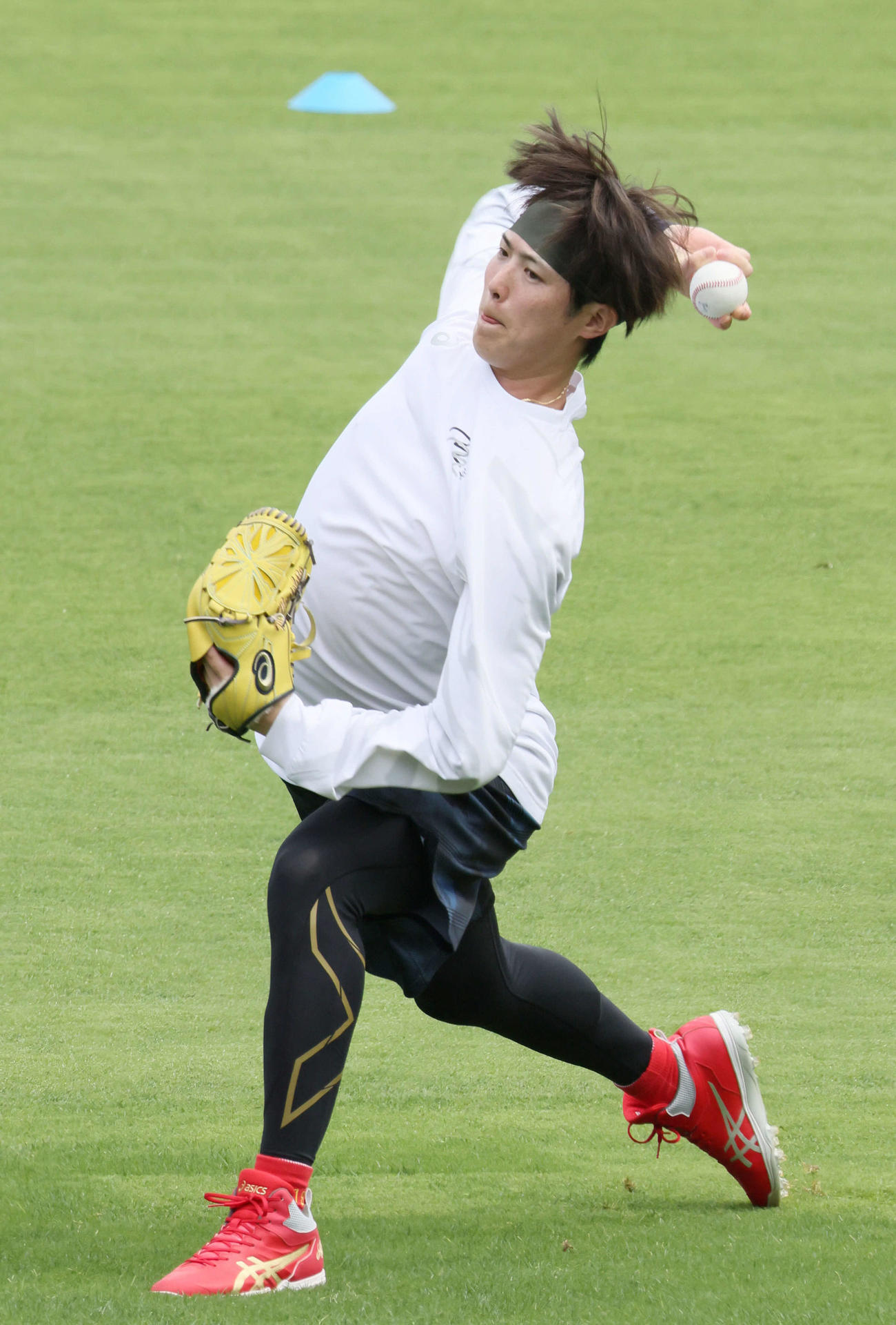投手指名練習でキャッチボールをする広島森下（撮影・加藤孝規）