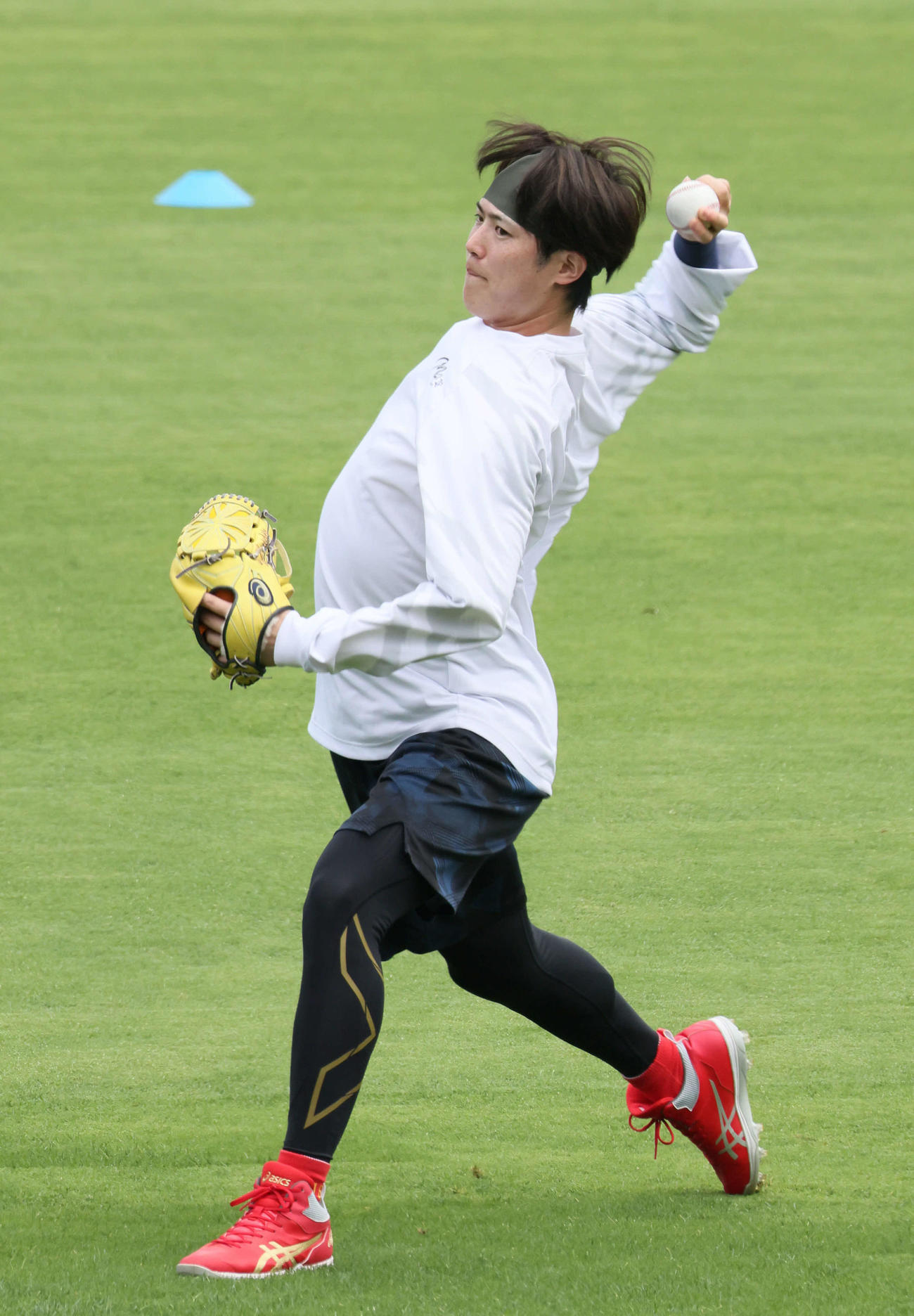 投手指名練習でキャッチボールをする広島森下（撮影・加藤孝規）