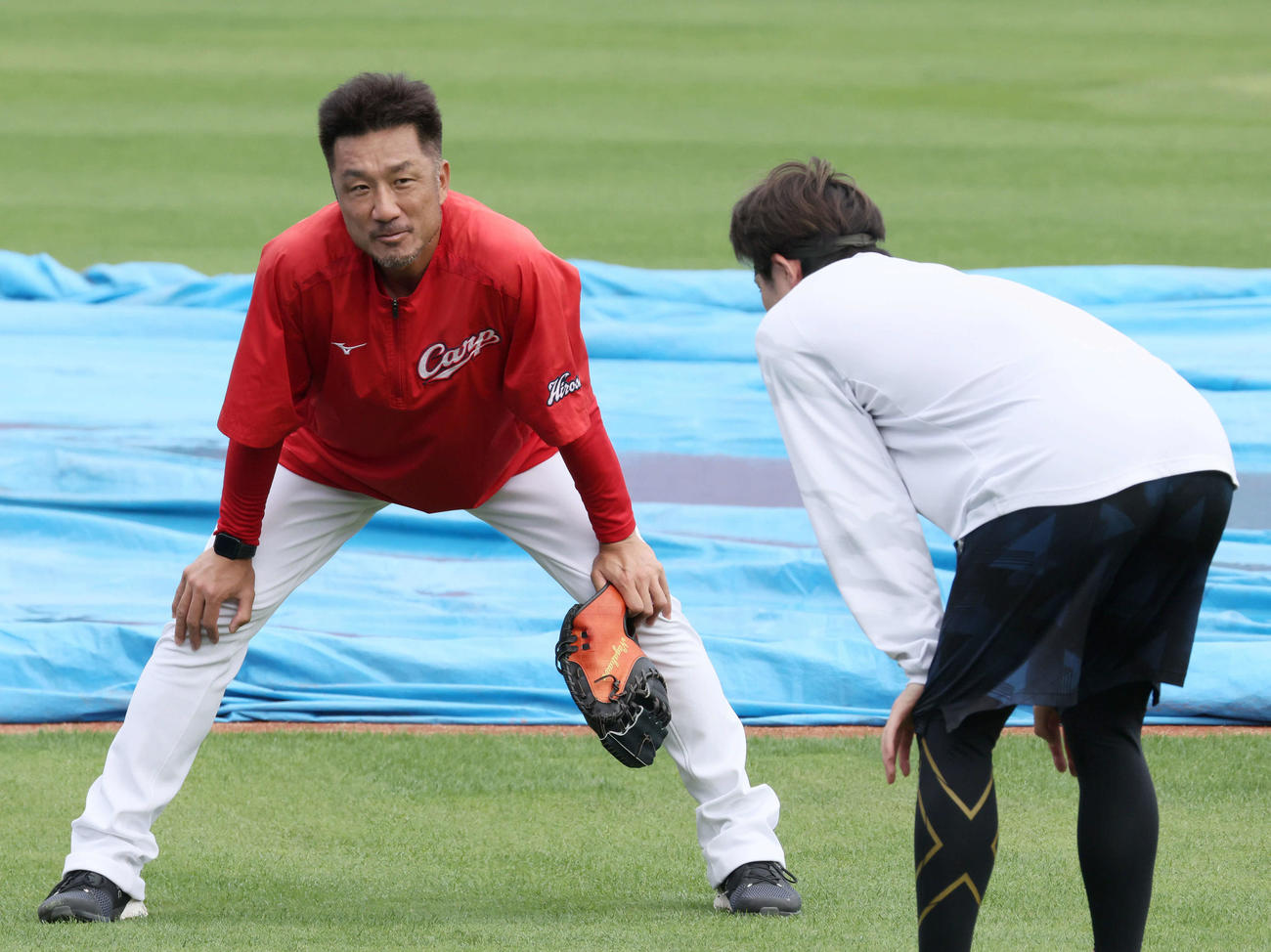 投手指名練習で森下と話し合う広島永川投手コーチ（左）（撮影・加藤孝規）