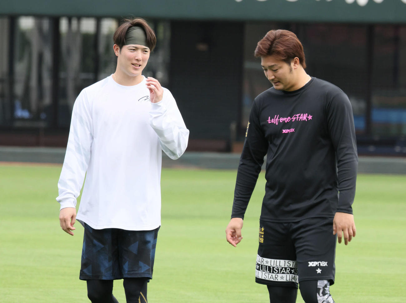 投手指名練習中、話し合う広島森下（左）と床田（撮影・加藤孝規）
