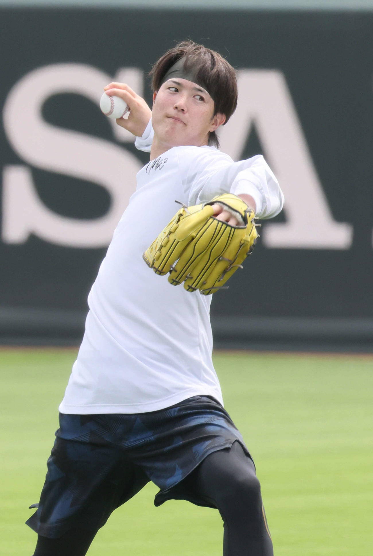 投手指名練習でキャッチボールをする広島森下（撮影・加藤孝規）