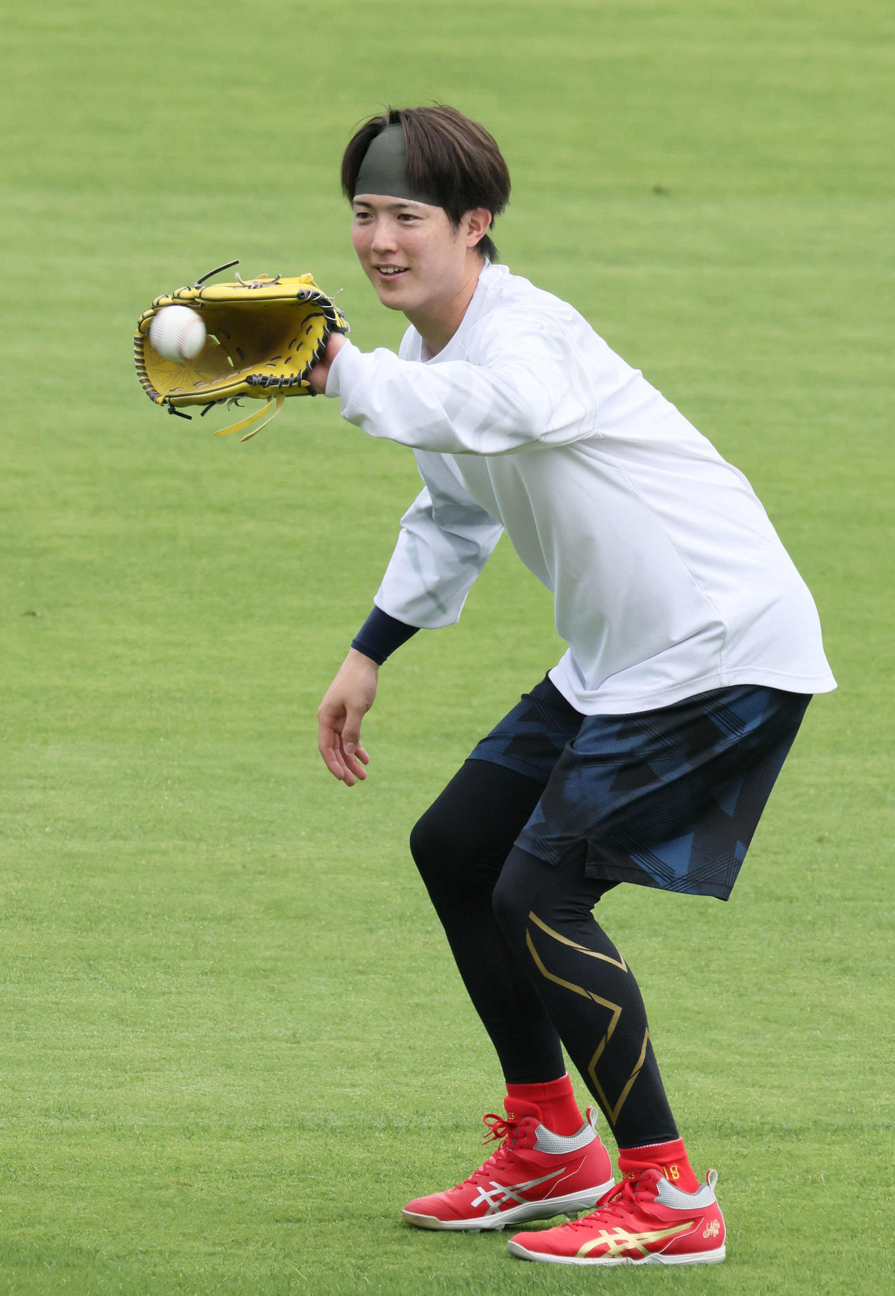 投手指名練習でキャッチボールをする広島森下（撮影・加藤孝規）
