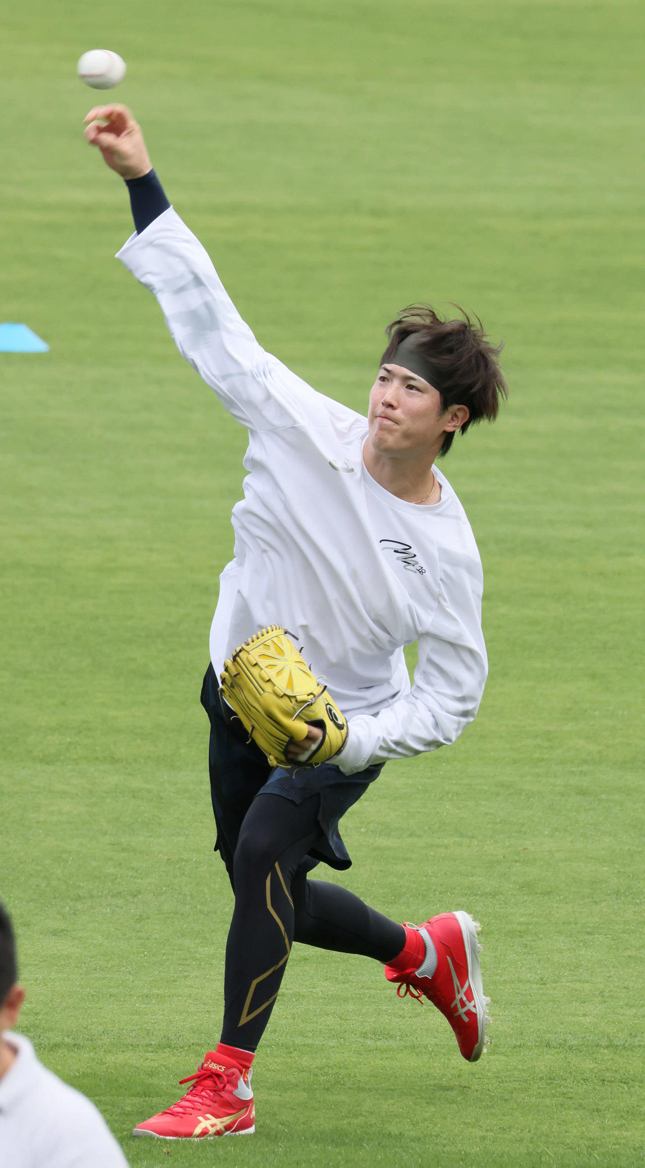 投手指名練習でキャッチボールをする広島森下（撮影・加藤孝規）