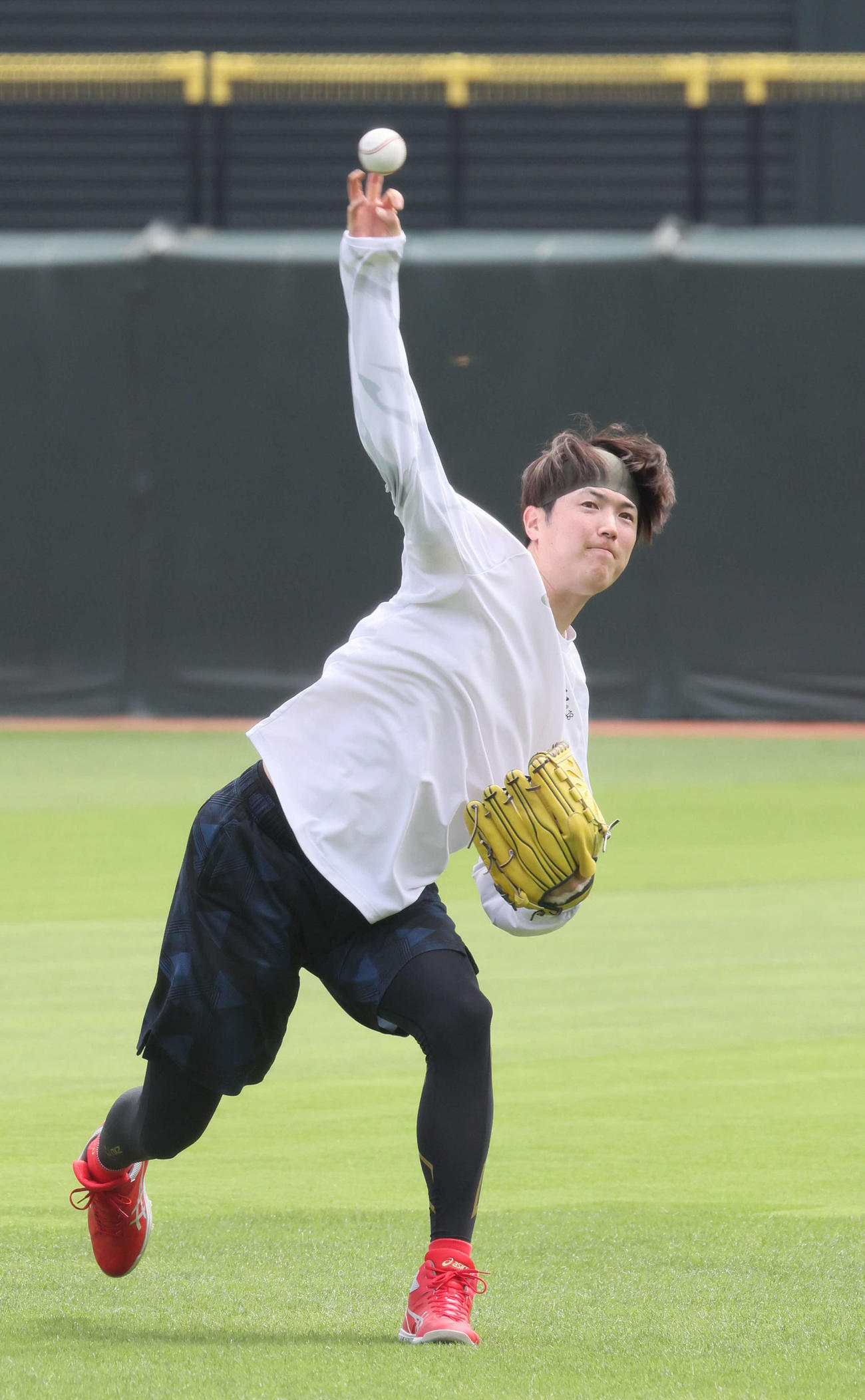 投手指名練習でキャッチボールをする広島森下（撮影・加藤孝規）
