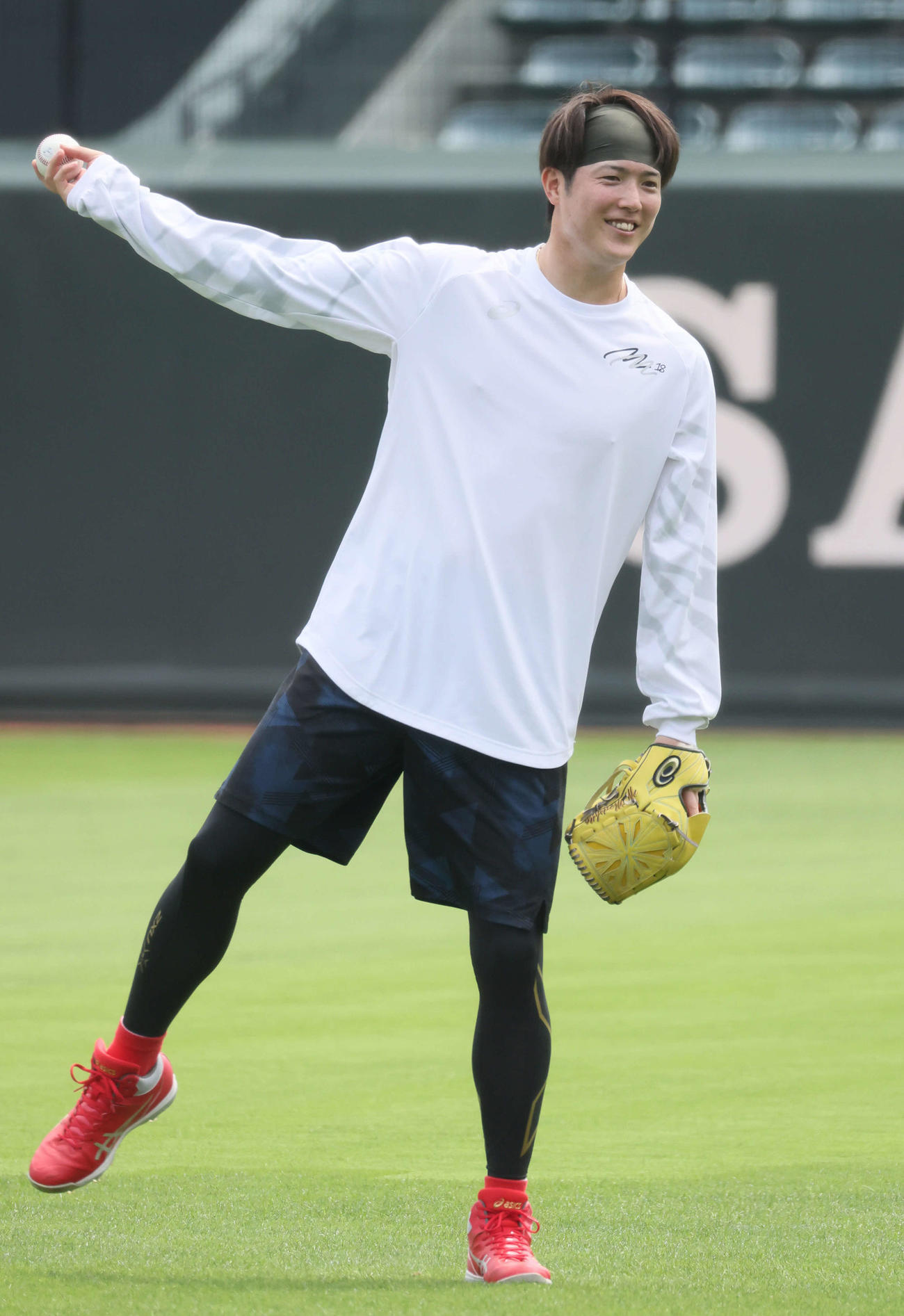 投手指名練習でキャッチボール中、笑顔をみせる広島森下（撮影・加藤孝規）
