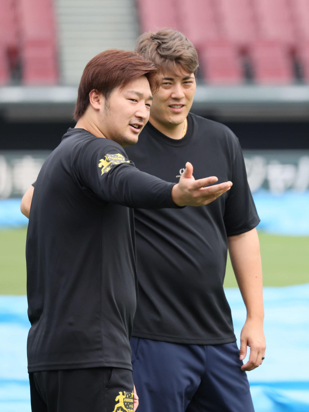 投手指名練習中、話し合う広島床田（左）と九里（撮影・加藤孝規）