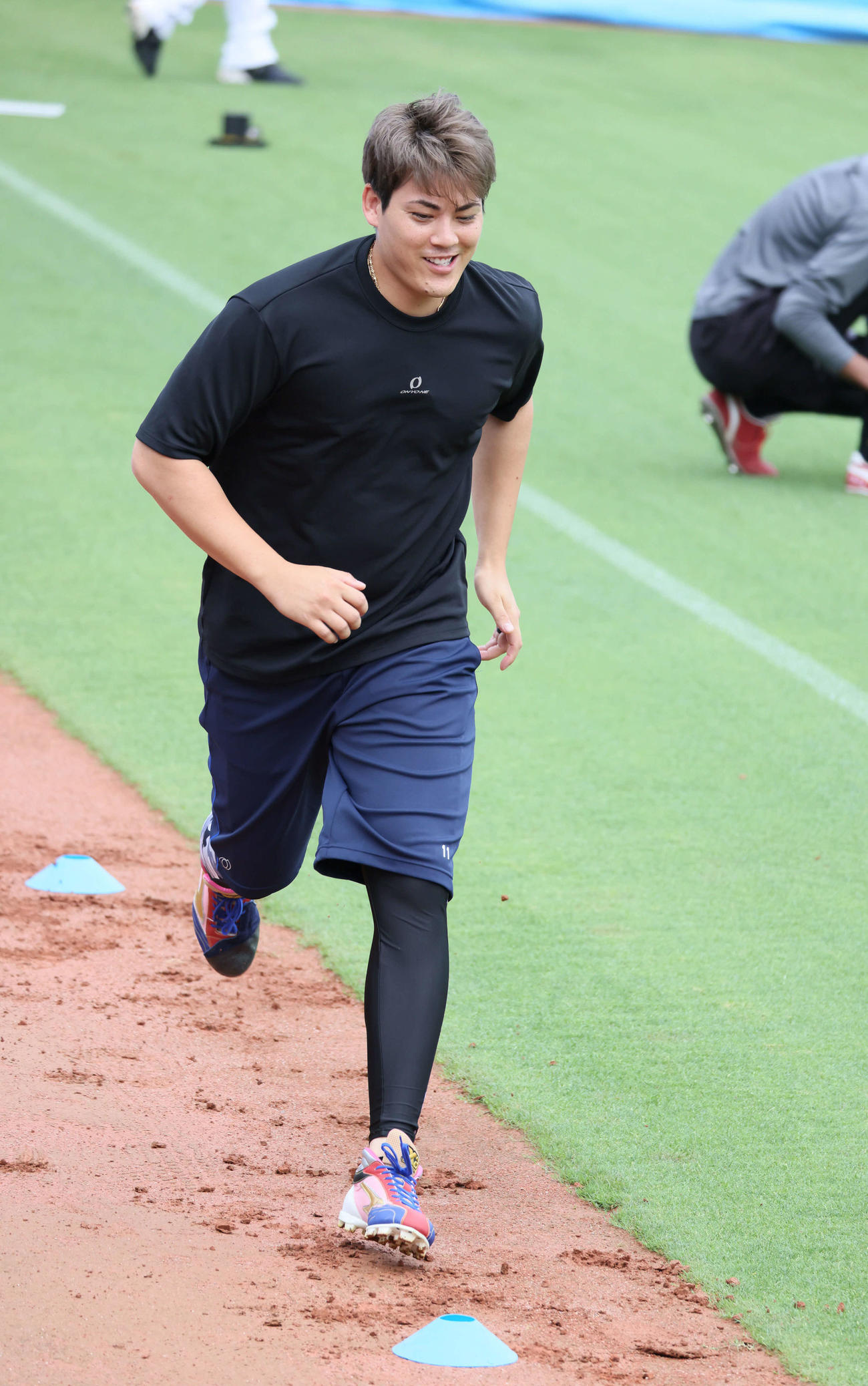 投手指名練習でコーン間を走る広島九里（撮影・加藤孝規）