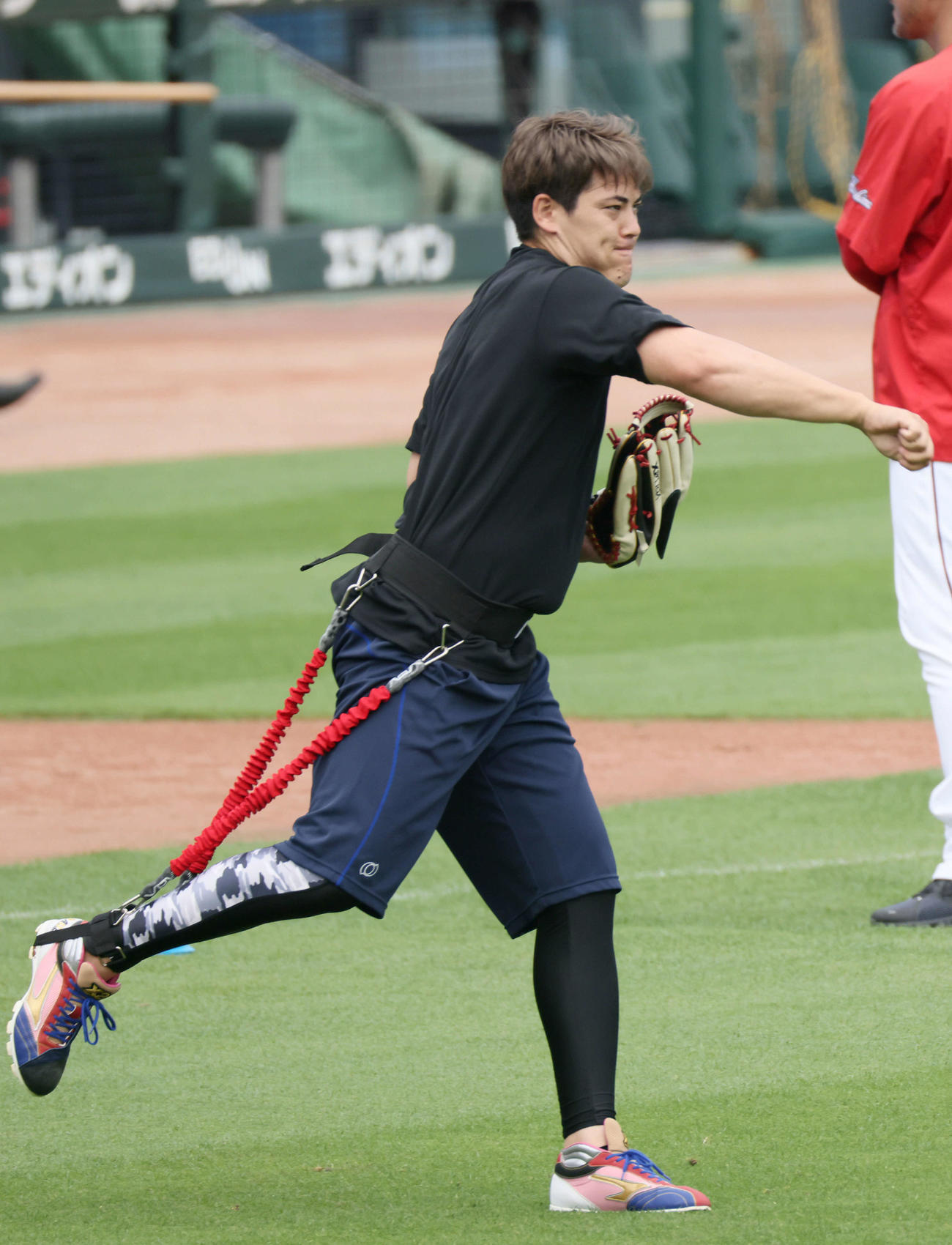 投手指名練習で腰と右足首に器具を付けてキャッチボールをする広島九里（撮影・加藤孝規）