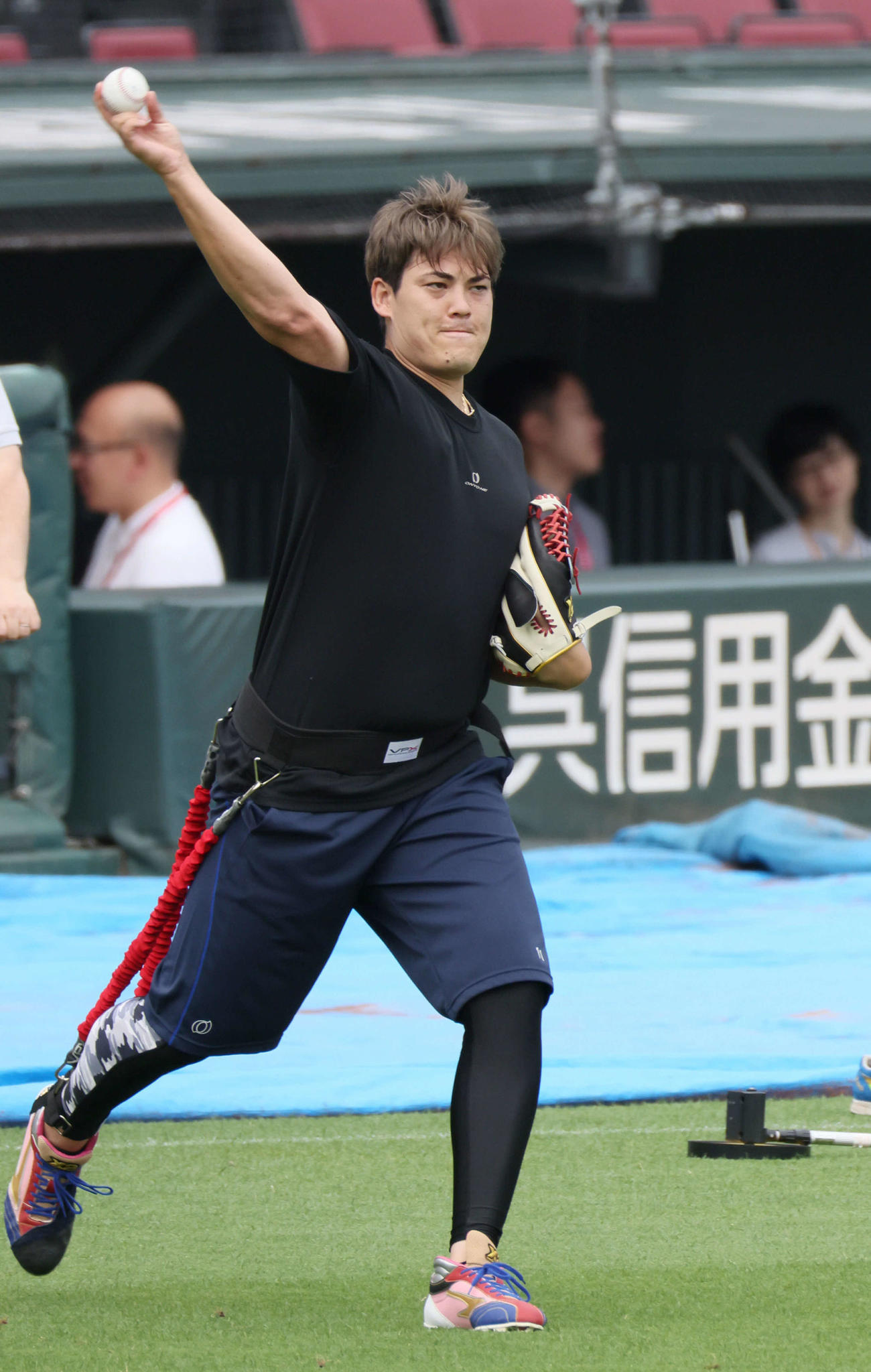 投手指名練習で腰と右足首に器具を付けてキャッチボールをする広島九里（撮影・加藤孝規）
