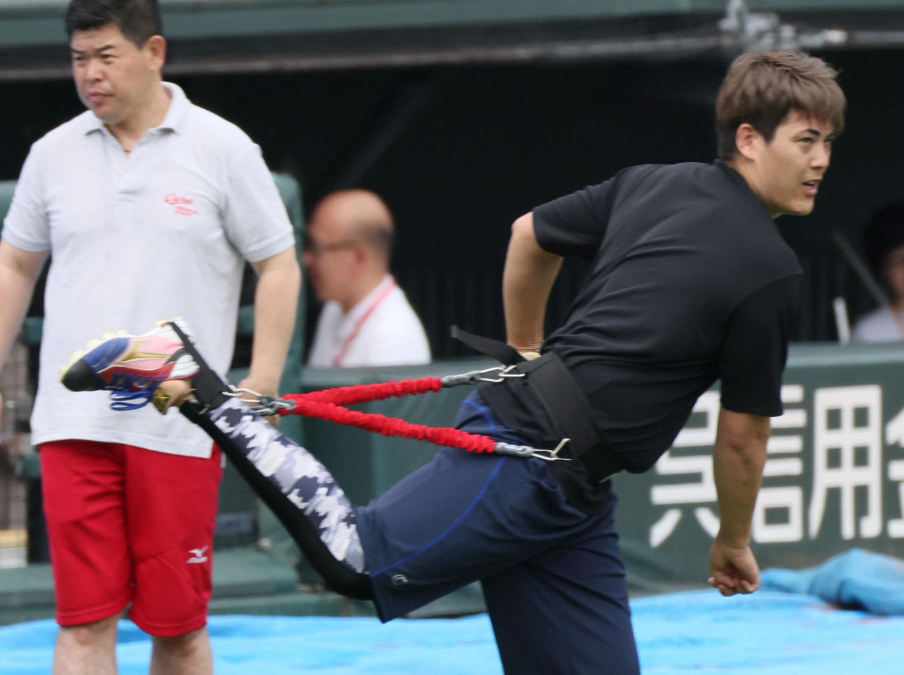 投手指名練習で腰と右足首に器具を付けてキャッチボールをする広島九里（撮影・加藤孝規）