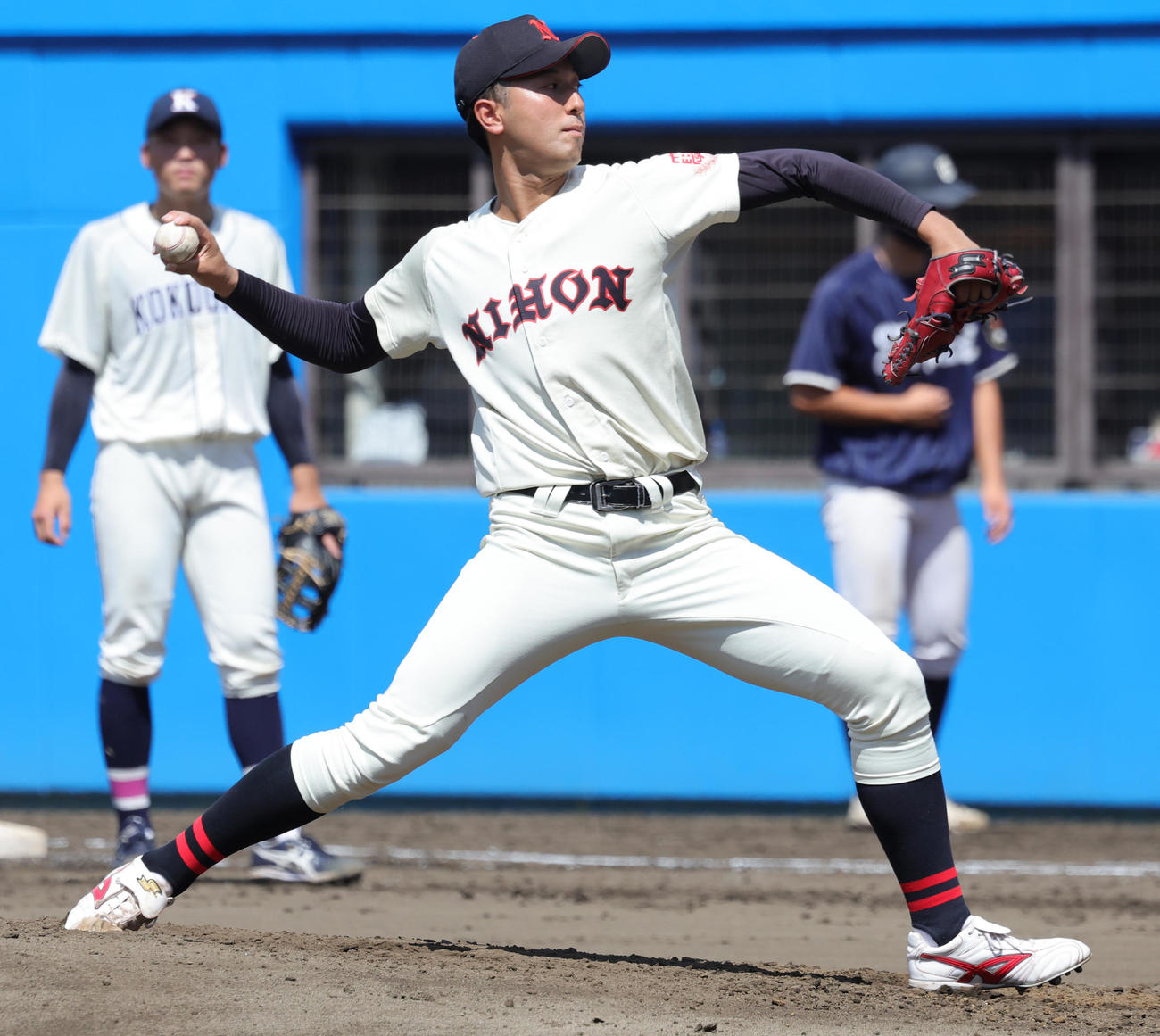バント守備練習で投球する日大・市川（撮影・野上伸悟）