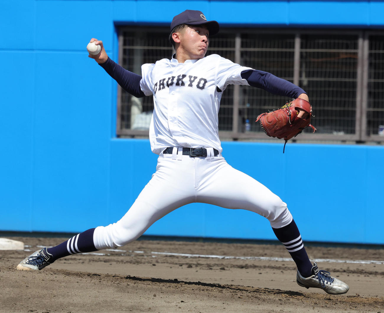 バント守備練習で投球する中京大・高木（撮影・野上伸悟）