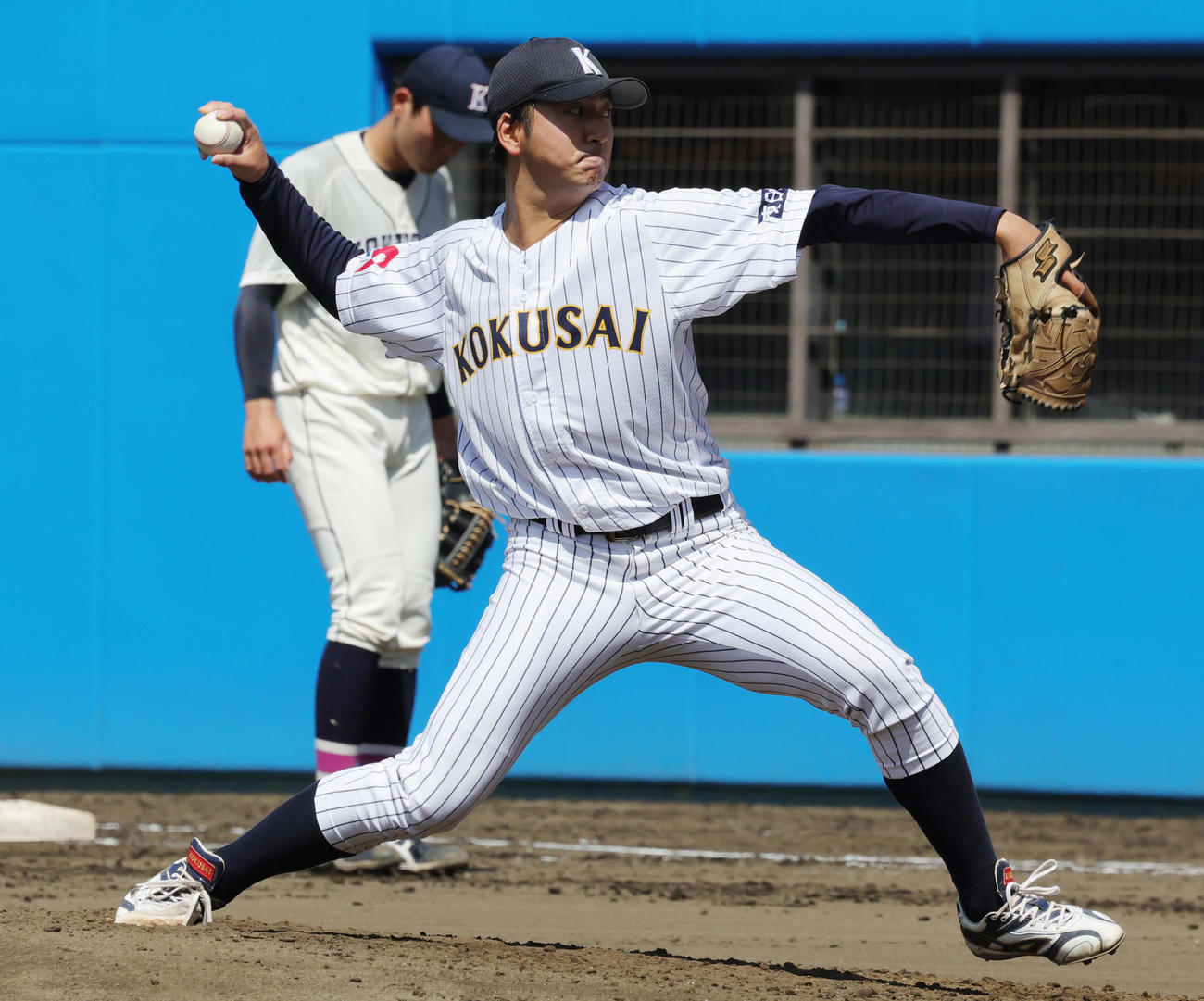 バント守備練習で投球する東日本国際大・藤井（撮影・野上伸悟）