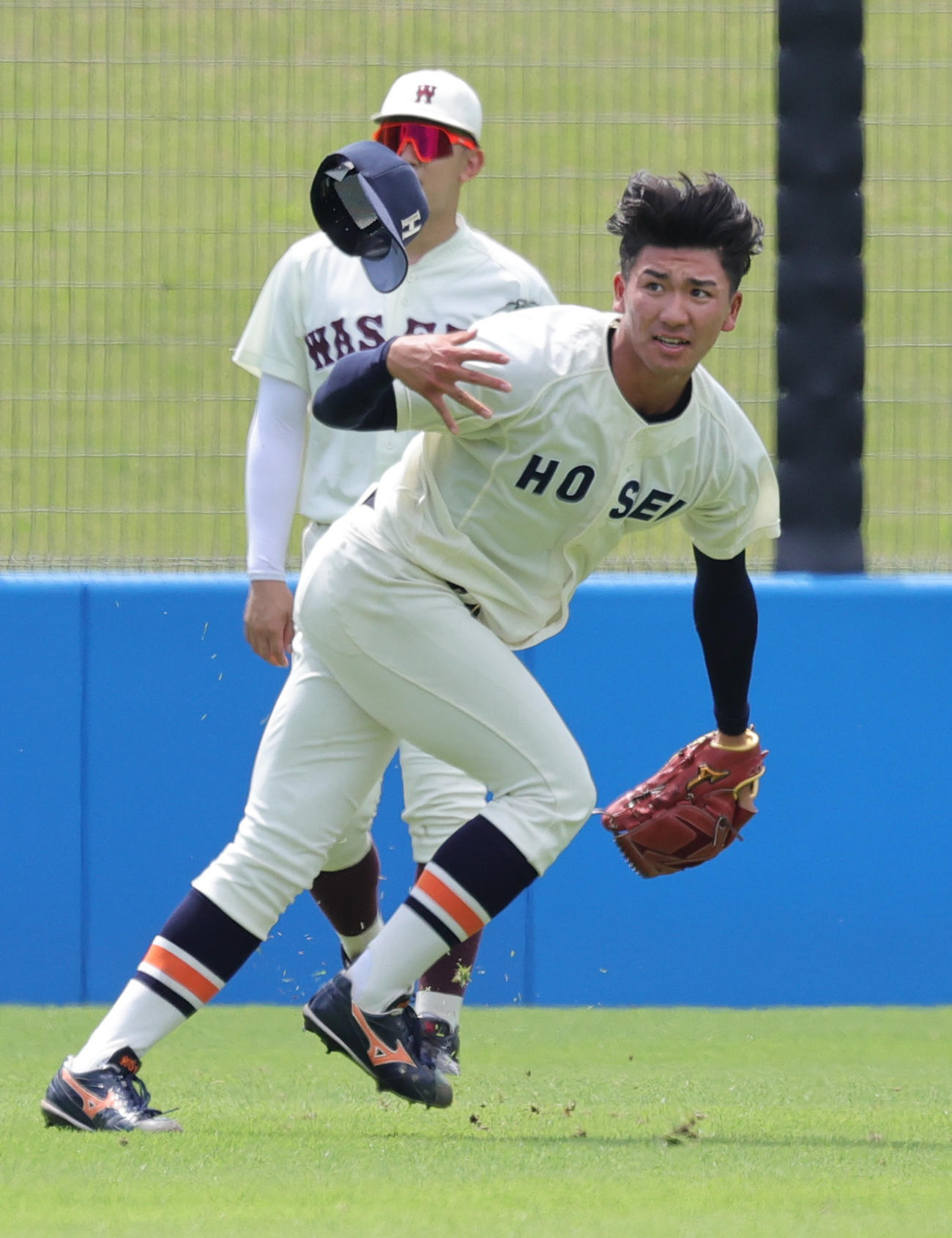 左翼手としてノックを受ける法大・篠木。後方は早大・伊藤（撮影・野上伸悟）