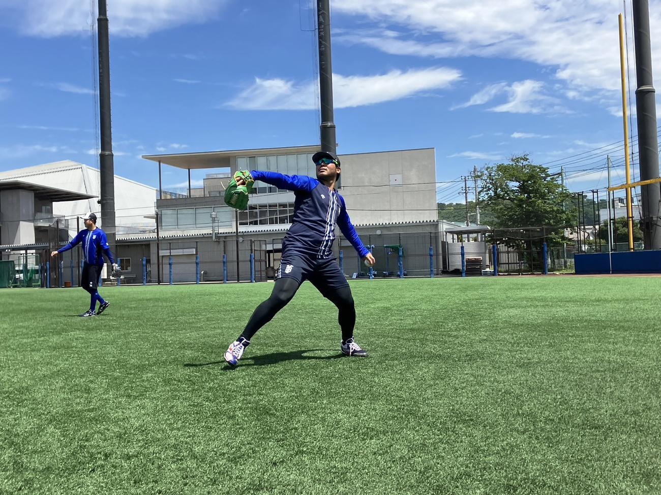 キャッチボールするDeNA浜口（球団提供）