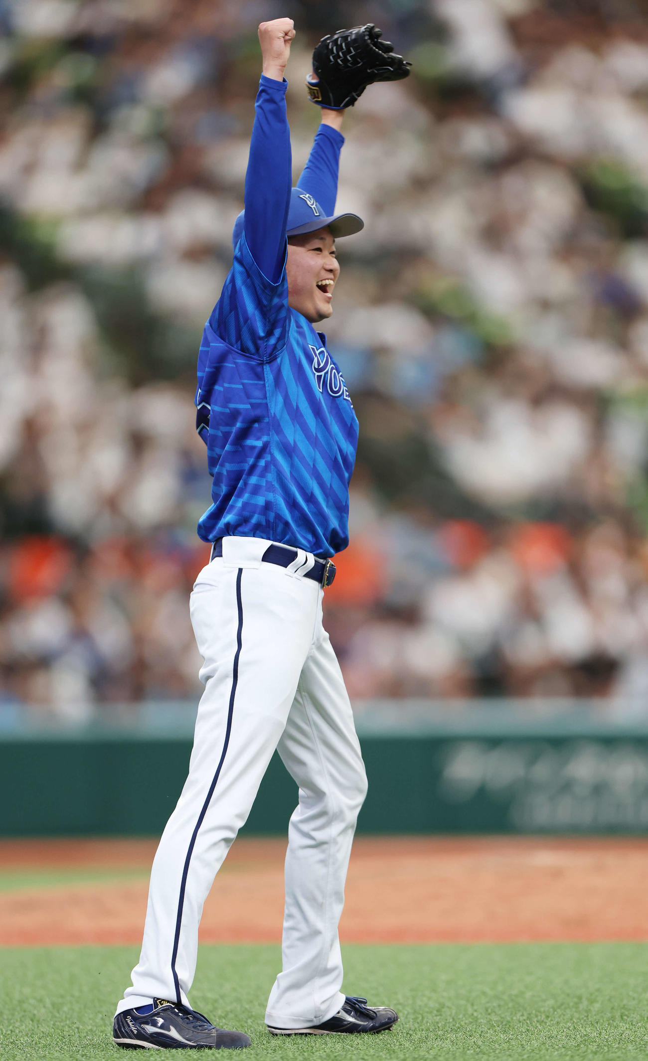 6月16日　西武対DeNA　マダックスを達成し笑顔でガッツポーズするDeNA石田裕