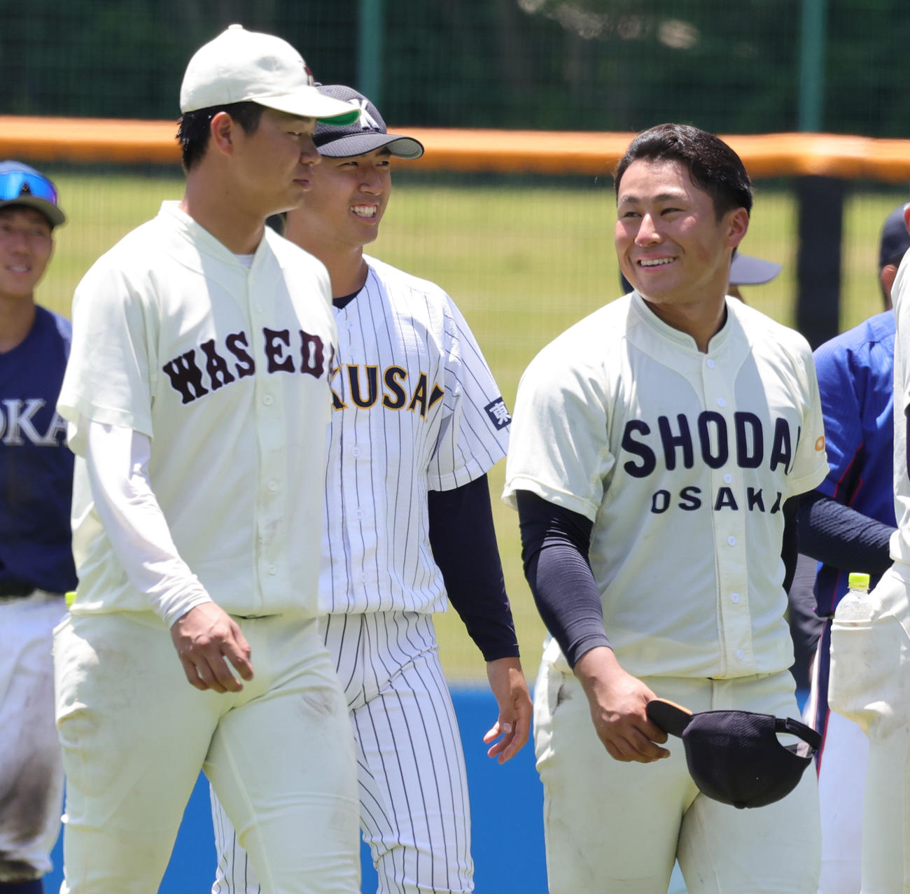 練習を終え談笑する早大・印出（左）と大商大・渡部（撮影・野上伸悟）