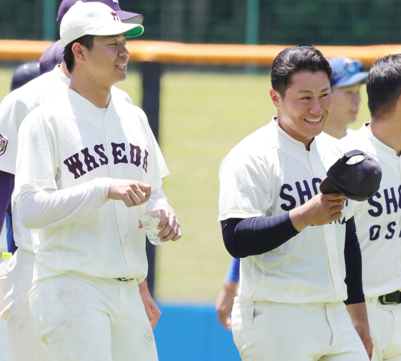 練習を終え談笑する早大・印出（左）と大商大・渡部（撮影・野上伸悟）