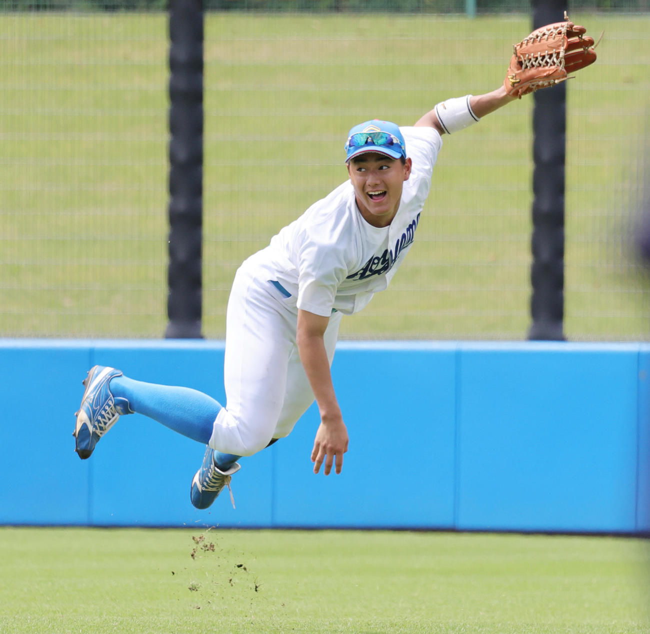 ノックを受ける青学大・西川（撮影・野上伸悟）