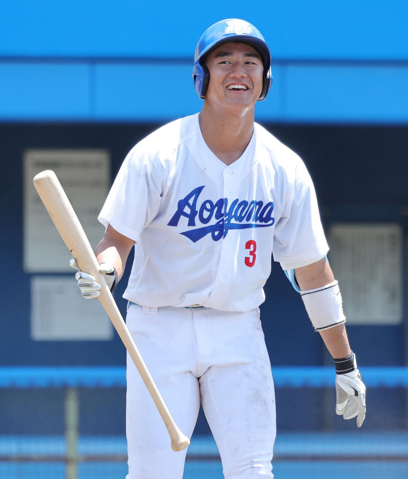 ケース打撃で空振り三振に倒れ苦笑いの青学大・西川（撮影・野上伸悟）