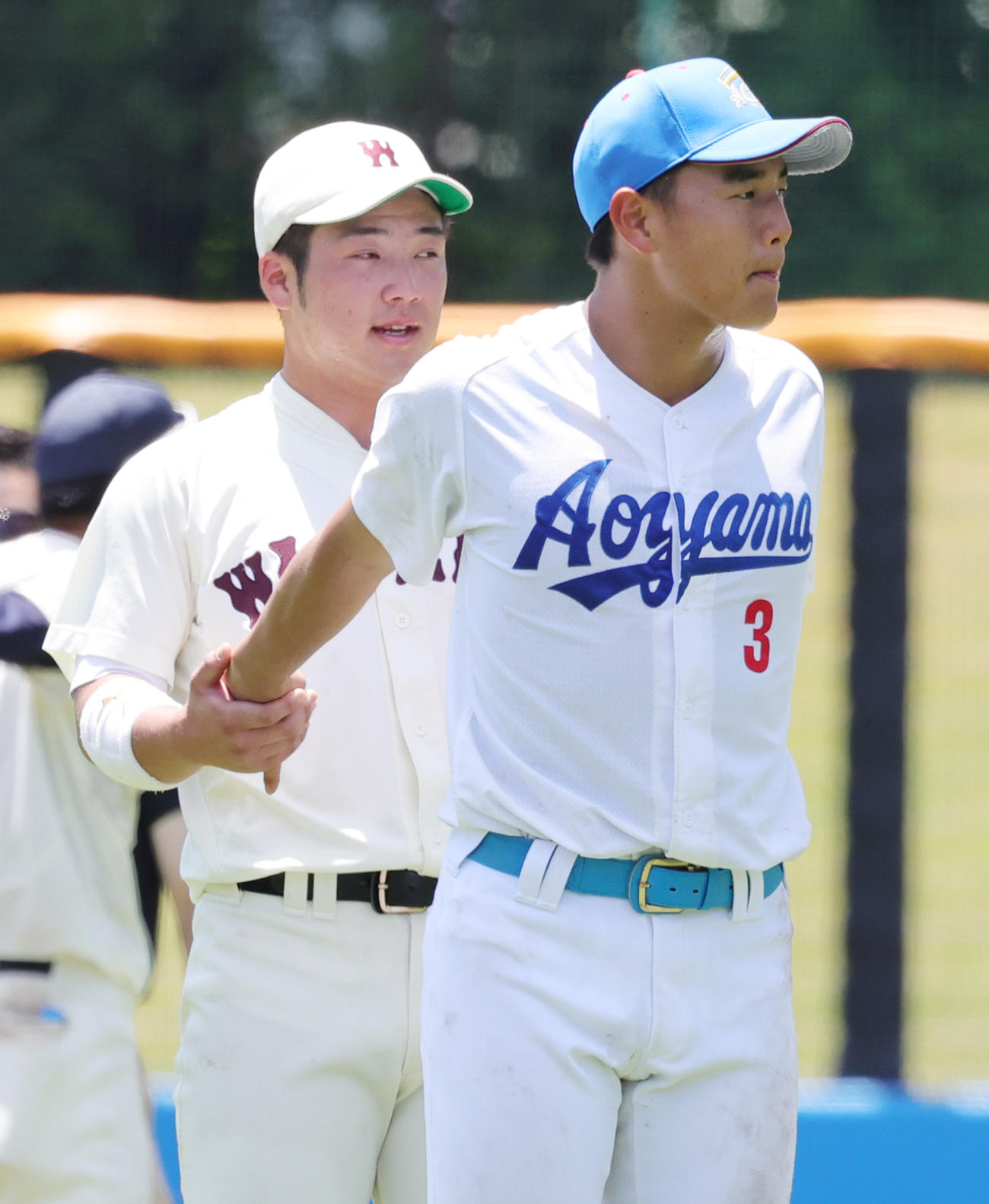 クールダウンのストレッチを行う早大・吉納（左）と青学大・西川（撮影・野上伸悟）