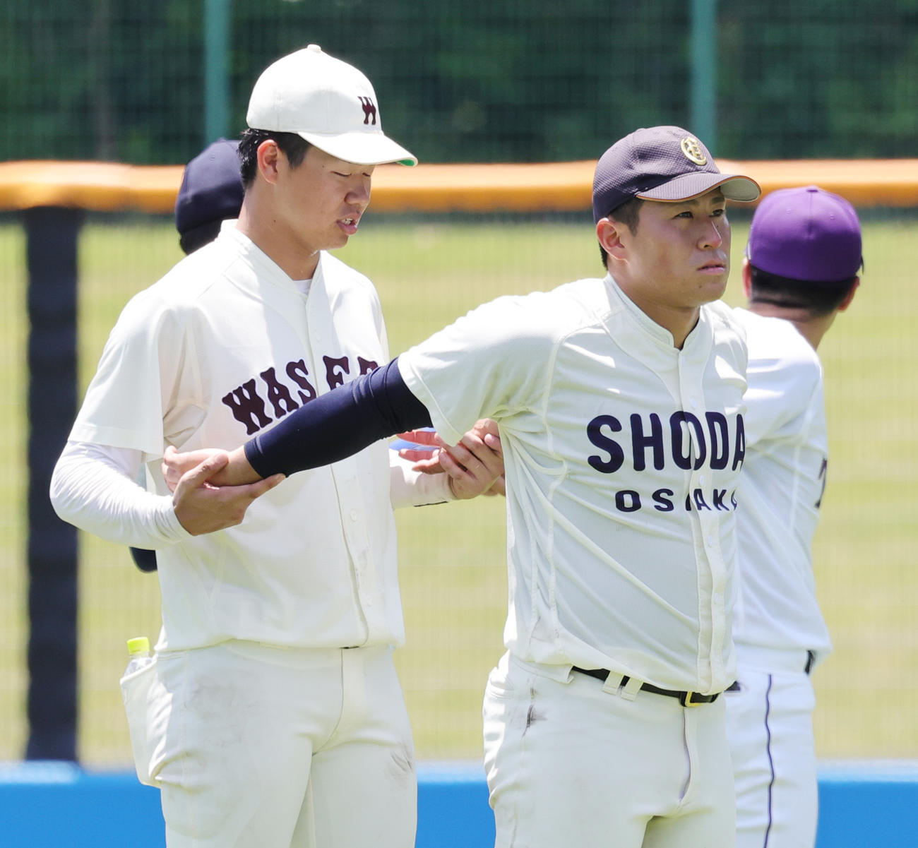 クールダウンのストレッチを行う早大・印出（左）と大商大・渡部（撮影・野上伸悟）