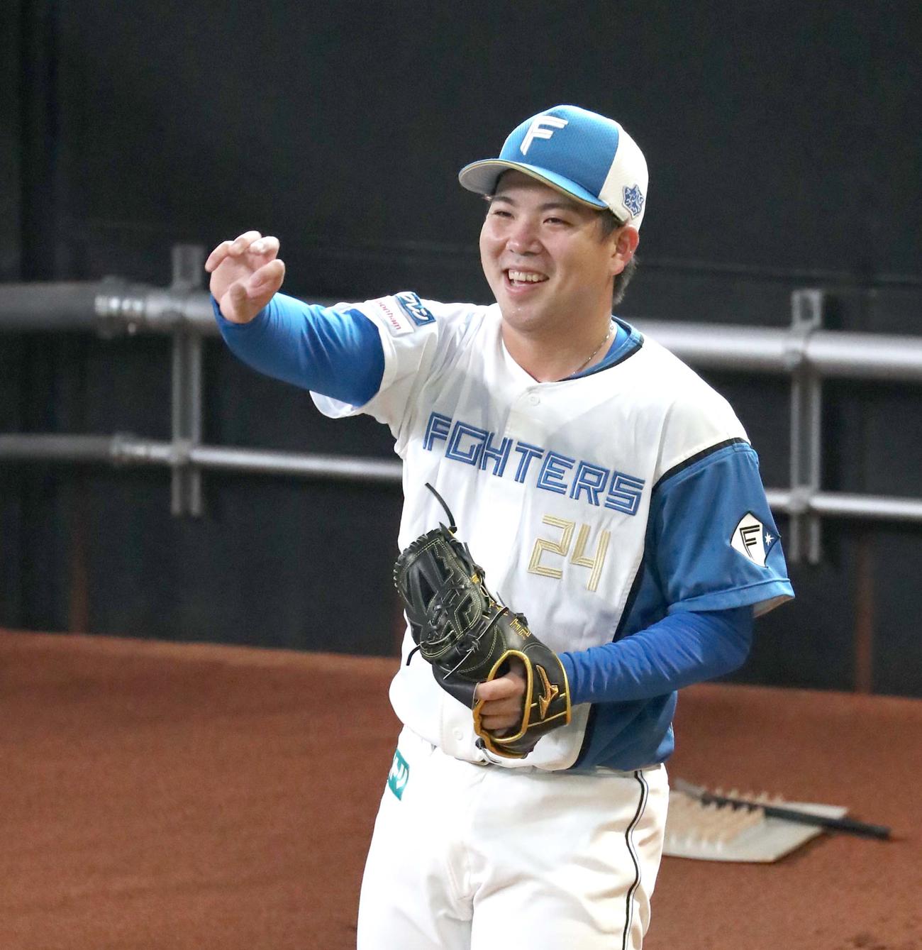 ブルペンで笑顔を見せる金村（2024年6月23日撮影）