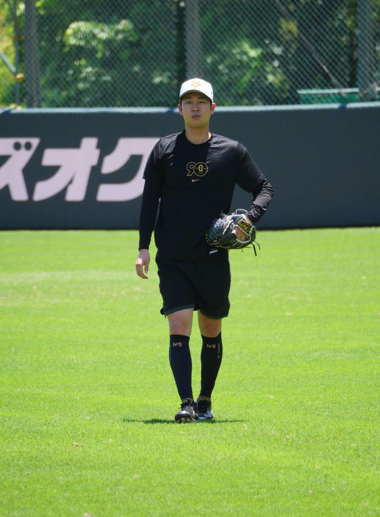 キャッチボールをする巨人山崎伊（撮影・上田悠太）