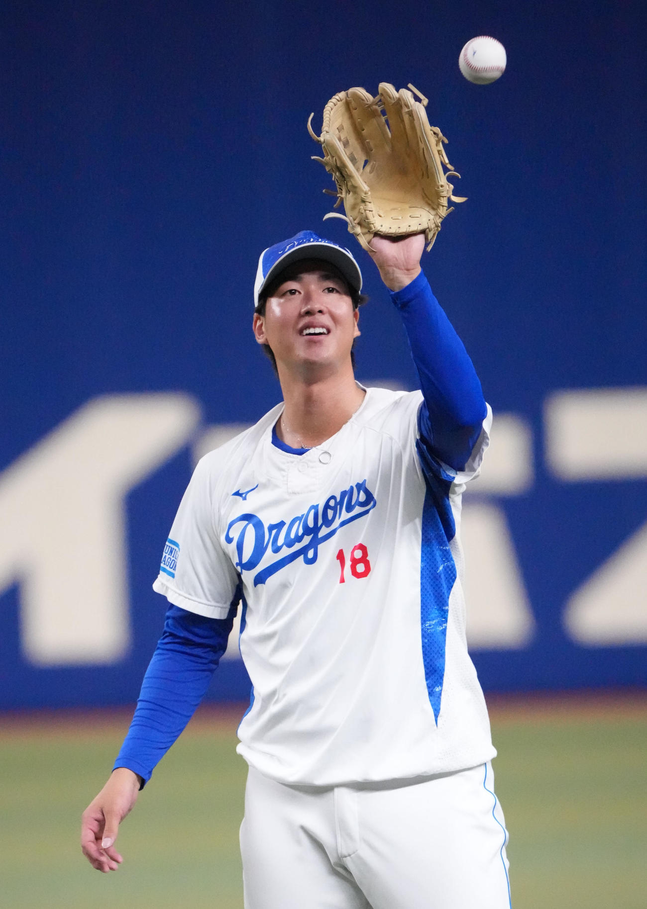 キャッチボールをする梅津（撮影・森本幸一）