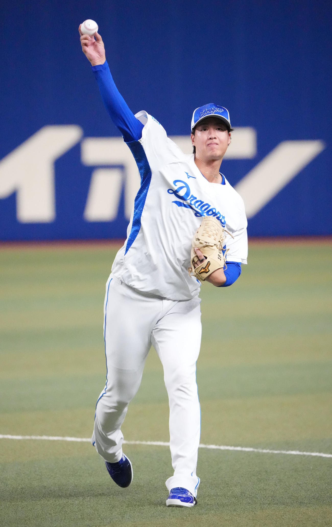 キャッチボールをする梅津（撮影・森本幸一）