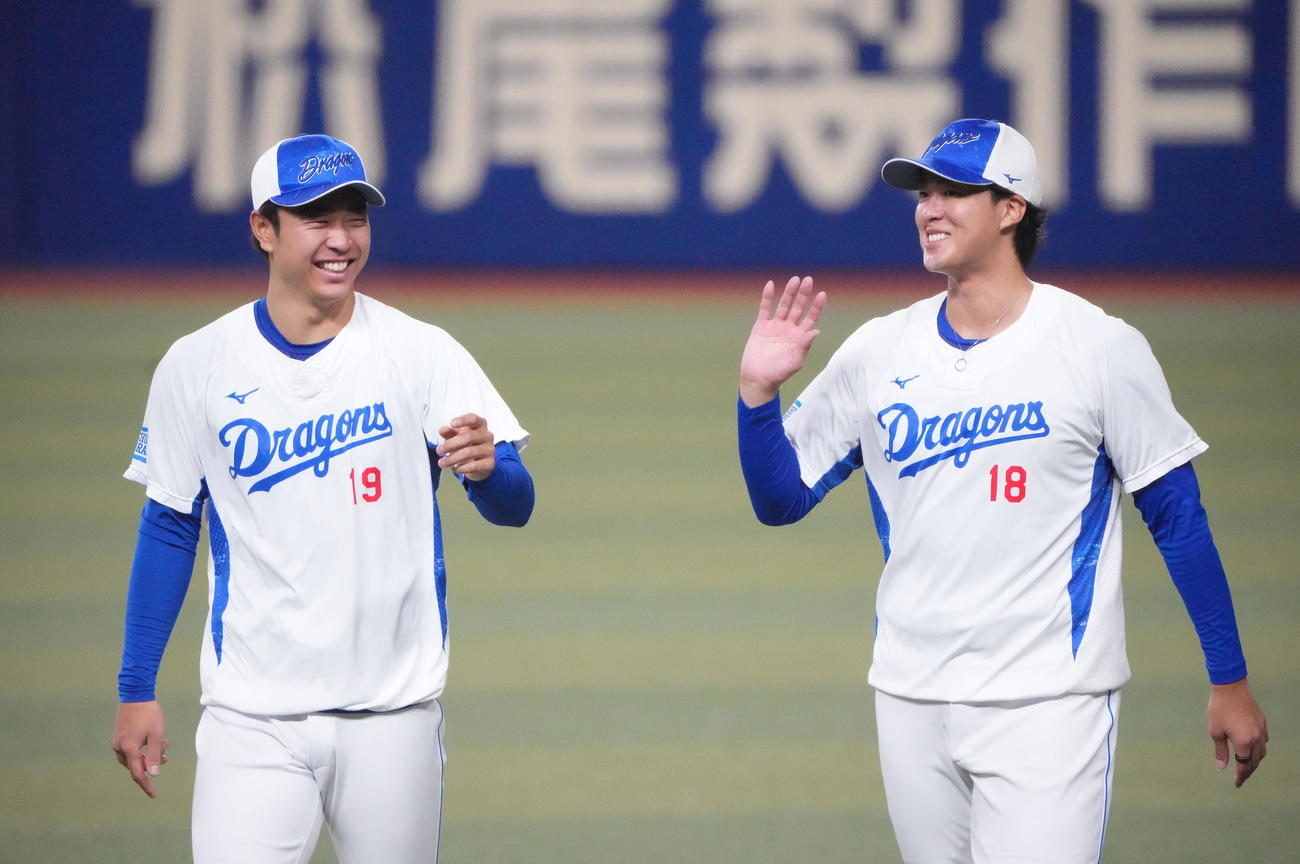 トレーニングの合間に明るい表情で言葉を交わす（左から）高橋宏と梅津（撮影・森本幸一）