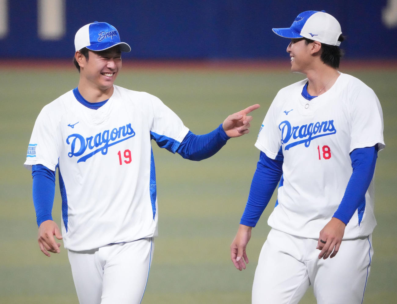 トレーニングの合間に明るい表情で言葉を交わす（左から）高橋宏と梅津（撮影・森本幸一）