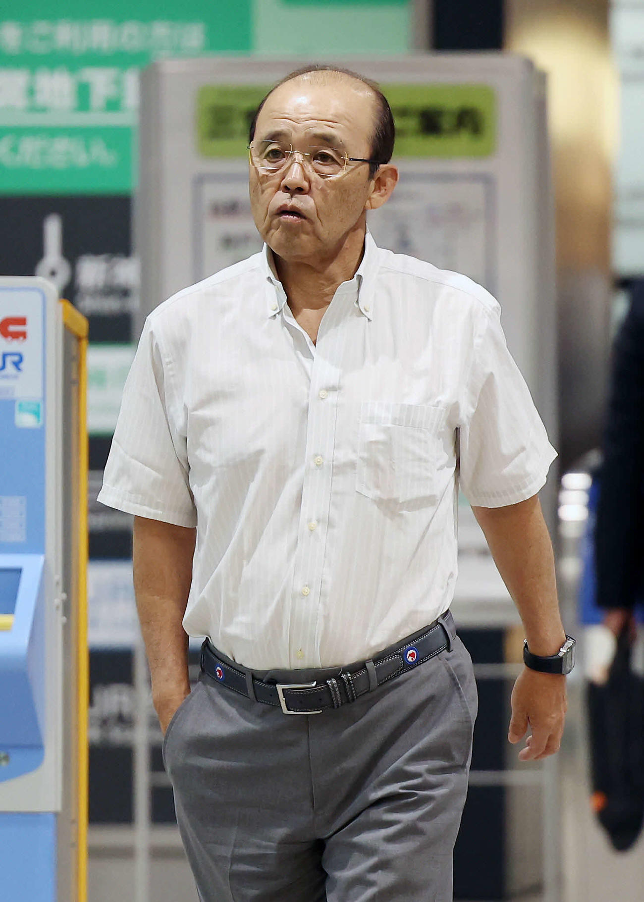 中日戦に向け移動する阪神岡田監督（撮影・前田充）