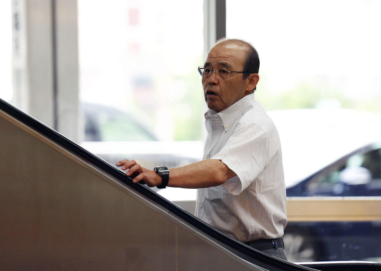 中日戦に向け移動する阪神岡田監督（撮影・前田充）
