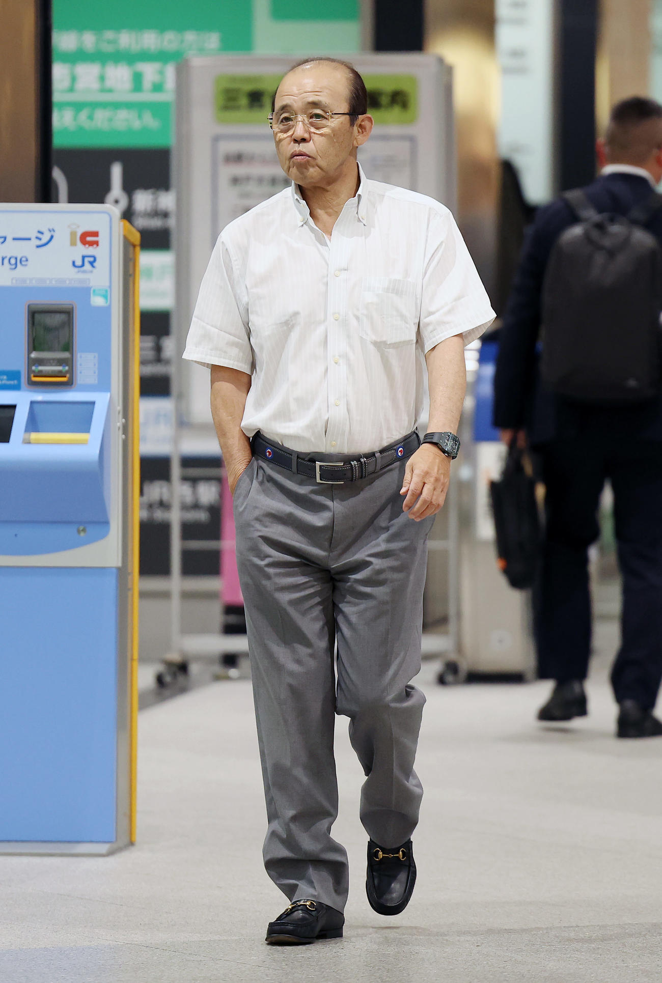 中日戦に向け移動する阪神岡田監督（撮影・前田充）