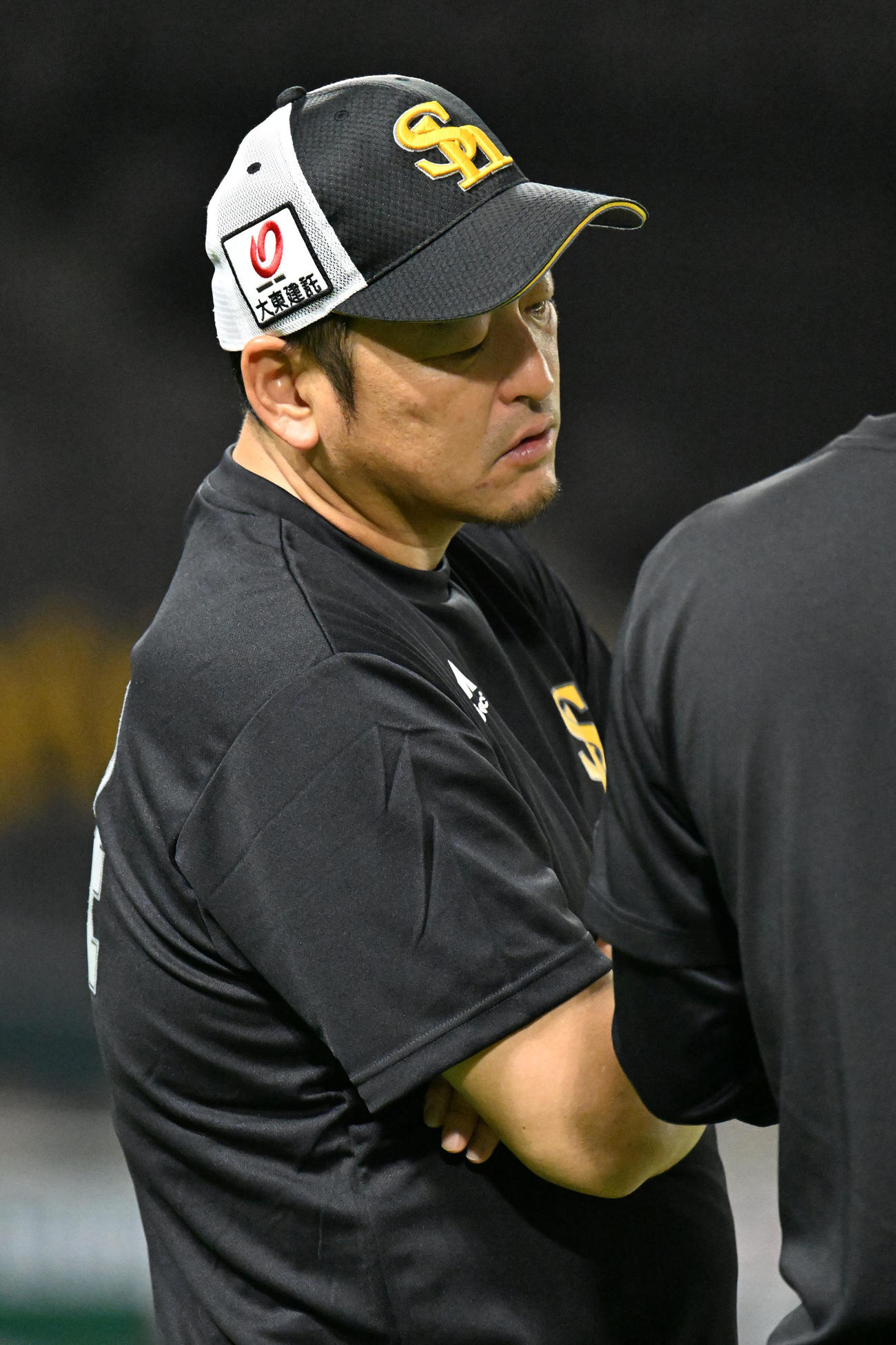 話し込む倉野コーチ（撮影・林敢治）