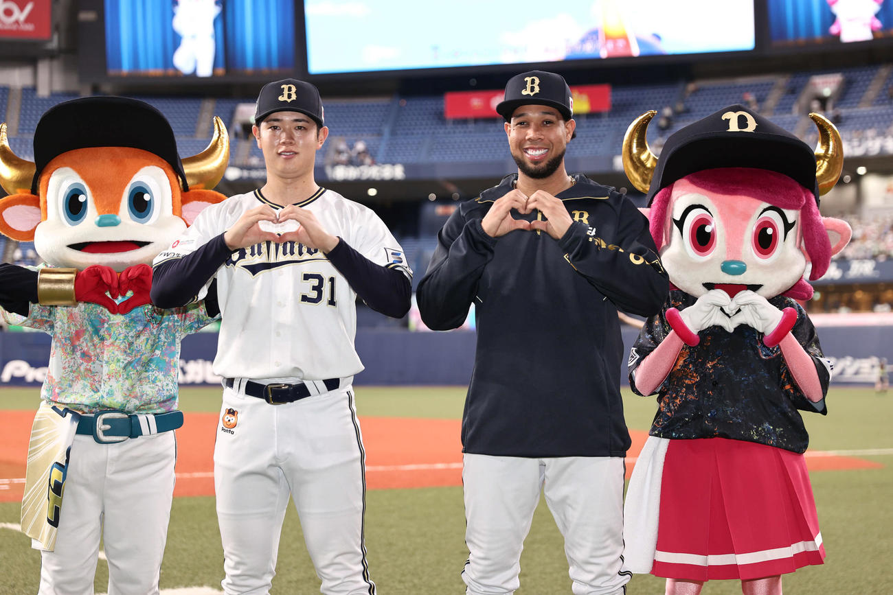 オリックス対西武　決勝打のオリックス太田（左）と勝利投手のエスピノーザは、オリ姫デーにちなんでハートのポーズ（撮影・西尾就之）