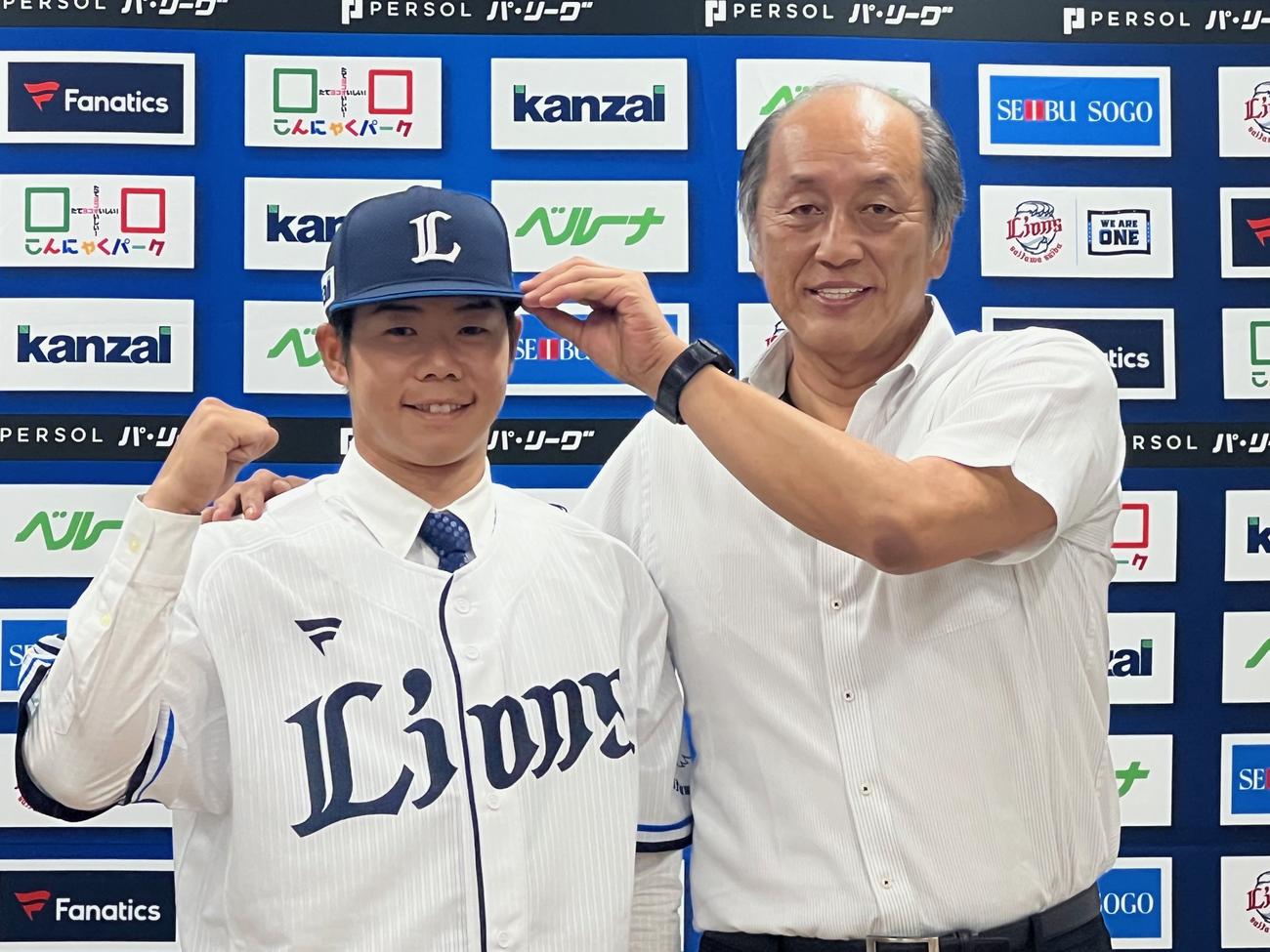 トレードで西武入団した松原（左）と渡辺GM兼監督代行（撮影・金子真仁）