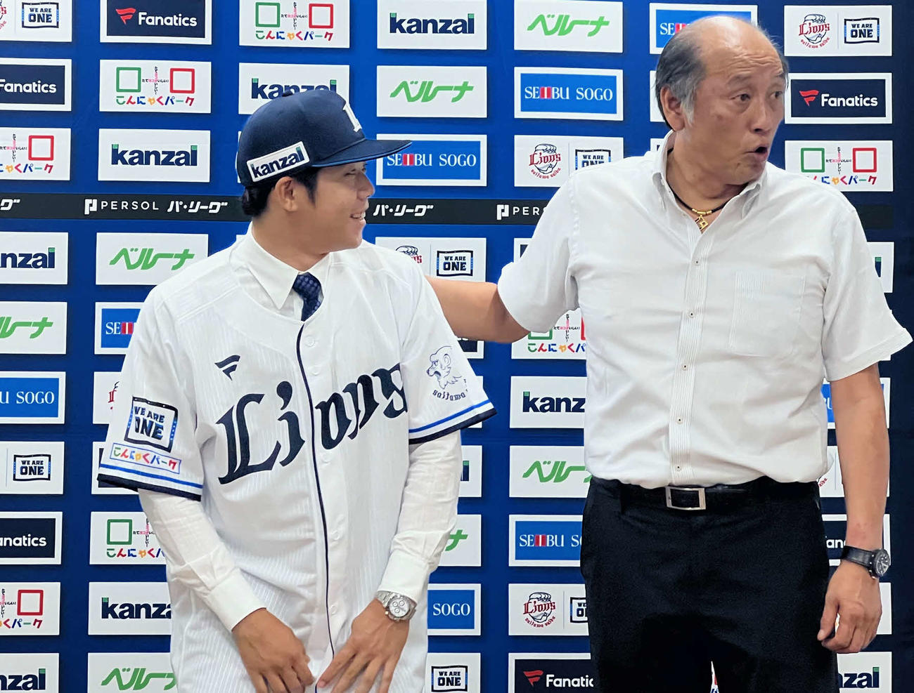 入団会見でユニホームを着た西武松原は渡辺GM兼監督代行と早くもわきあいあいのシーンが（撮影・金子真仁）