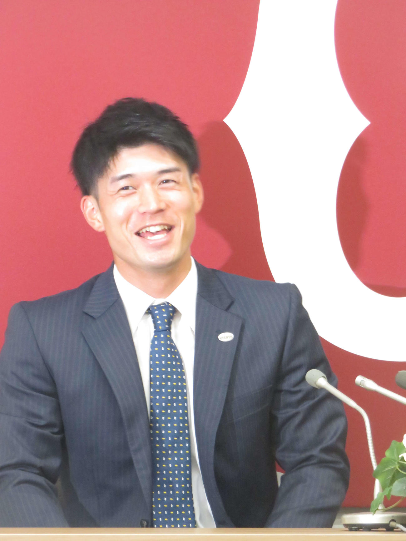 トレード加入し入団会見で爆笑する巨人若林