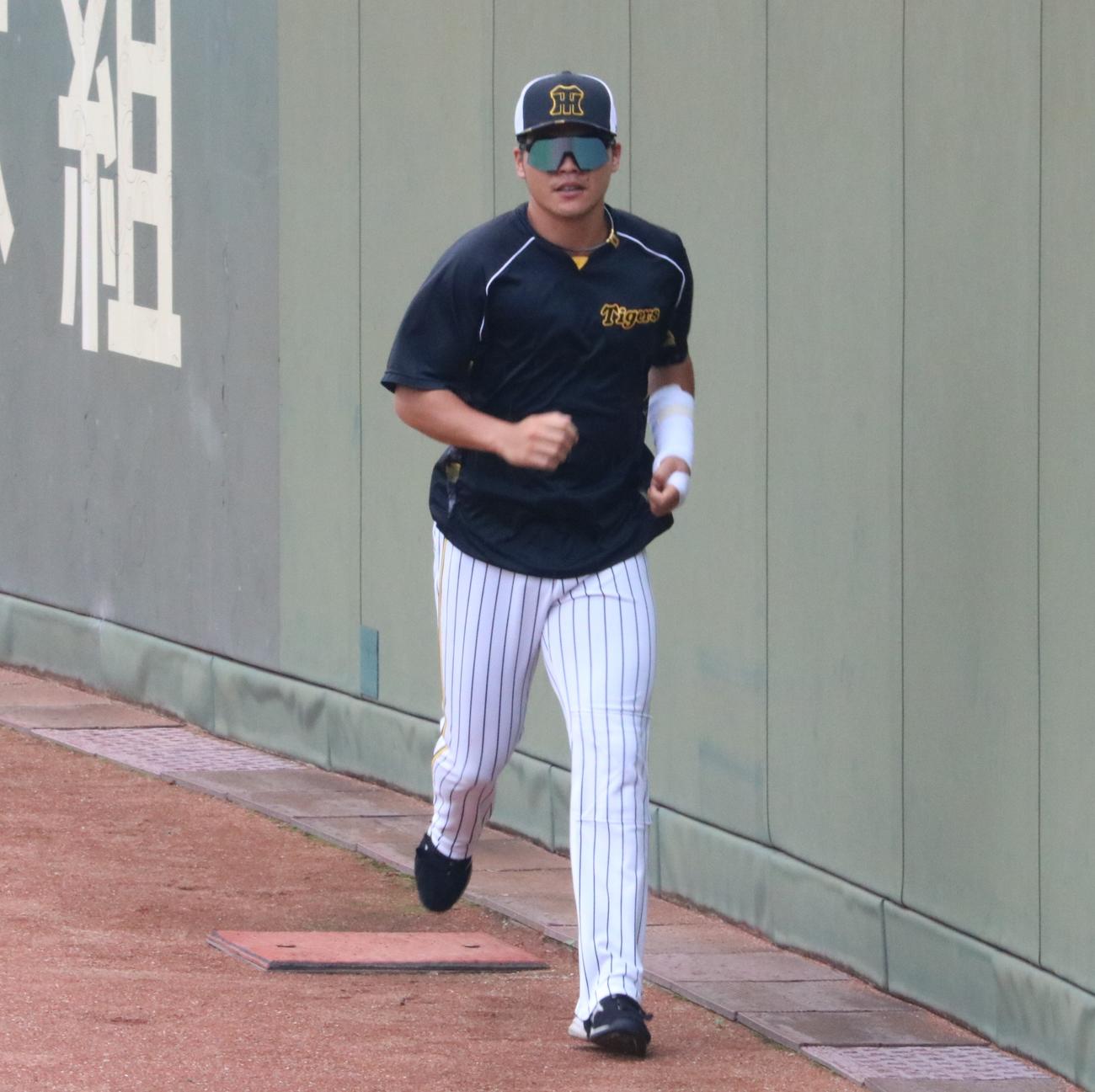 阪神の小野寺暖外野手がランニングをする（撮影・林亮佑）